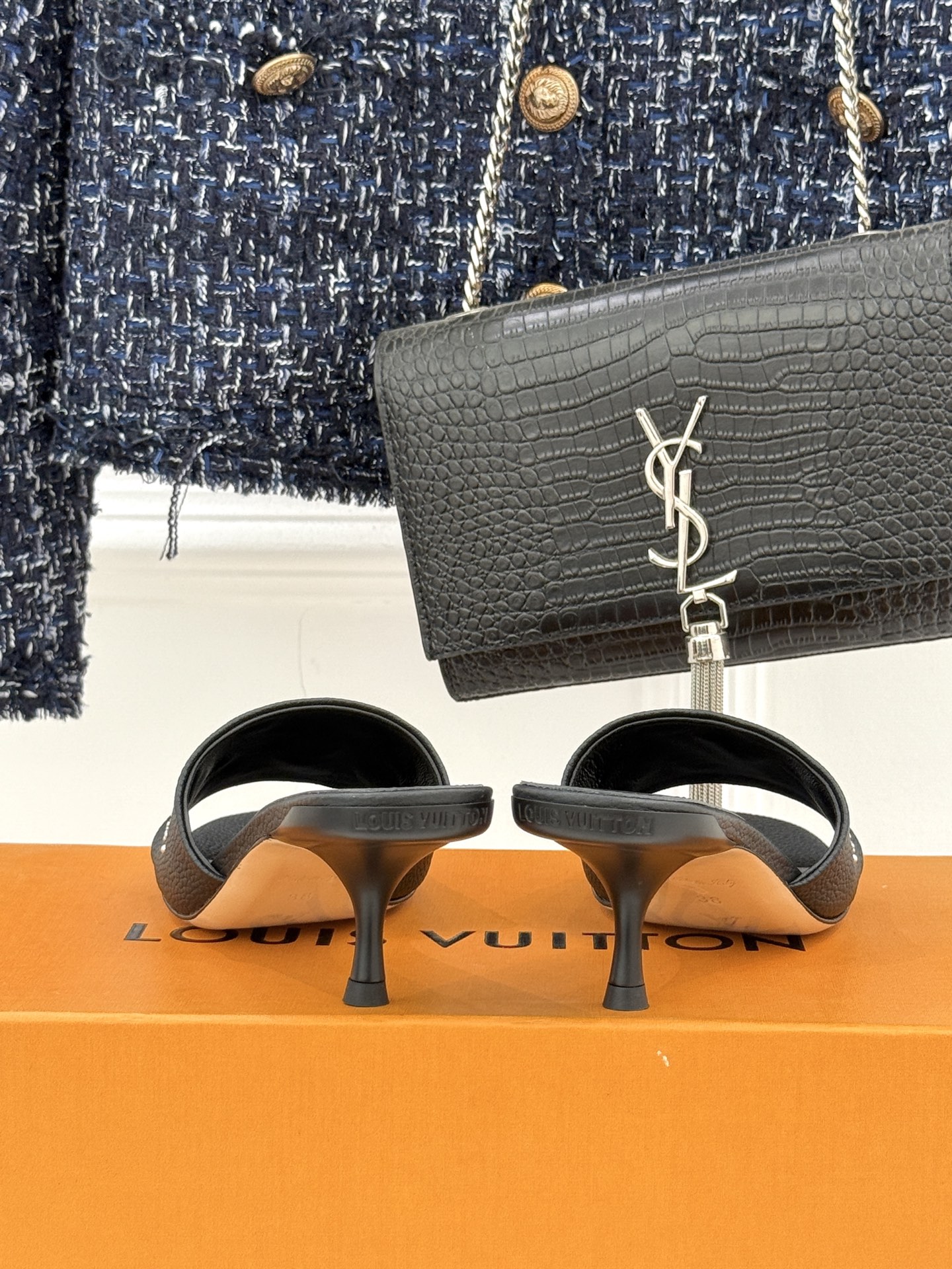 L*V驴家经典铆钉标识一字带拖鞋以极简带面勾勒足间线条金属铆钉缀以经典 Monogram 标识硬朗锋芒碰