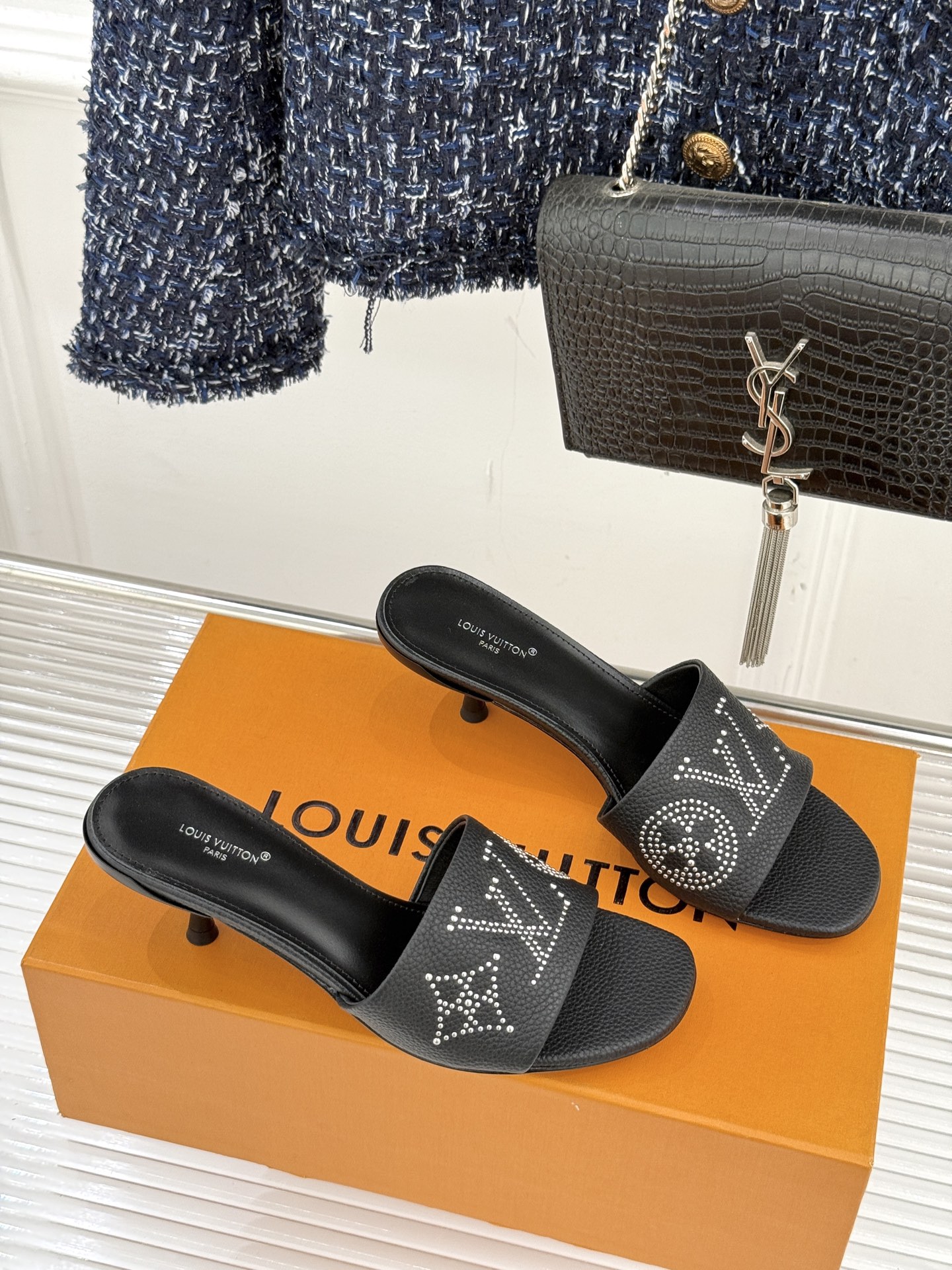 L*V驴家经典铆钉标识一字带拖鞋以极简带面勾勒足间线条金属铆钉缀以经典 Monogram 标识硬朗锋芒碰