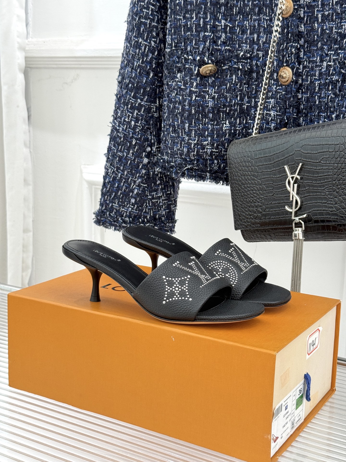 L*V驴家经典铆钉标识一字带拖鞋以极简带面勾勒足间线条金属铆钉缀以经典 Monogram 标识硬朗锋芒碰