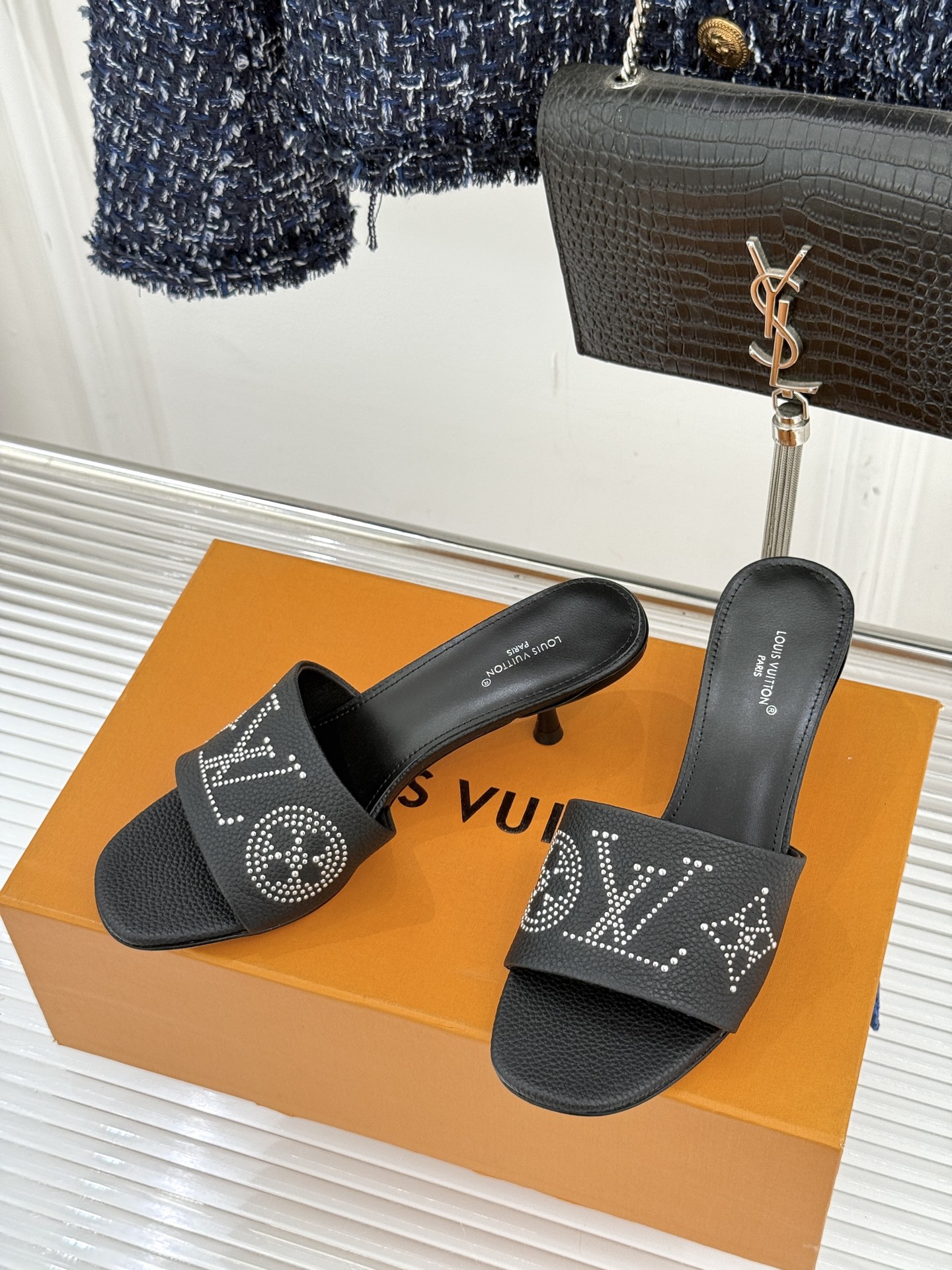 L*V驴家经典铆钉标识一字带拖鞋以极简带面勾勒足间线条金属铆钉缀以经典 Monogram 标识硬朗锋芒碰