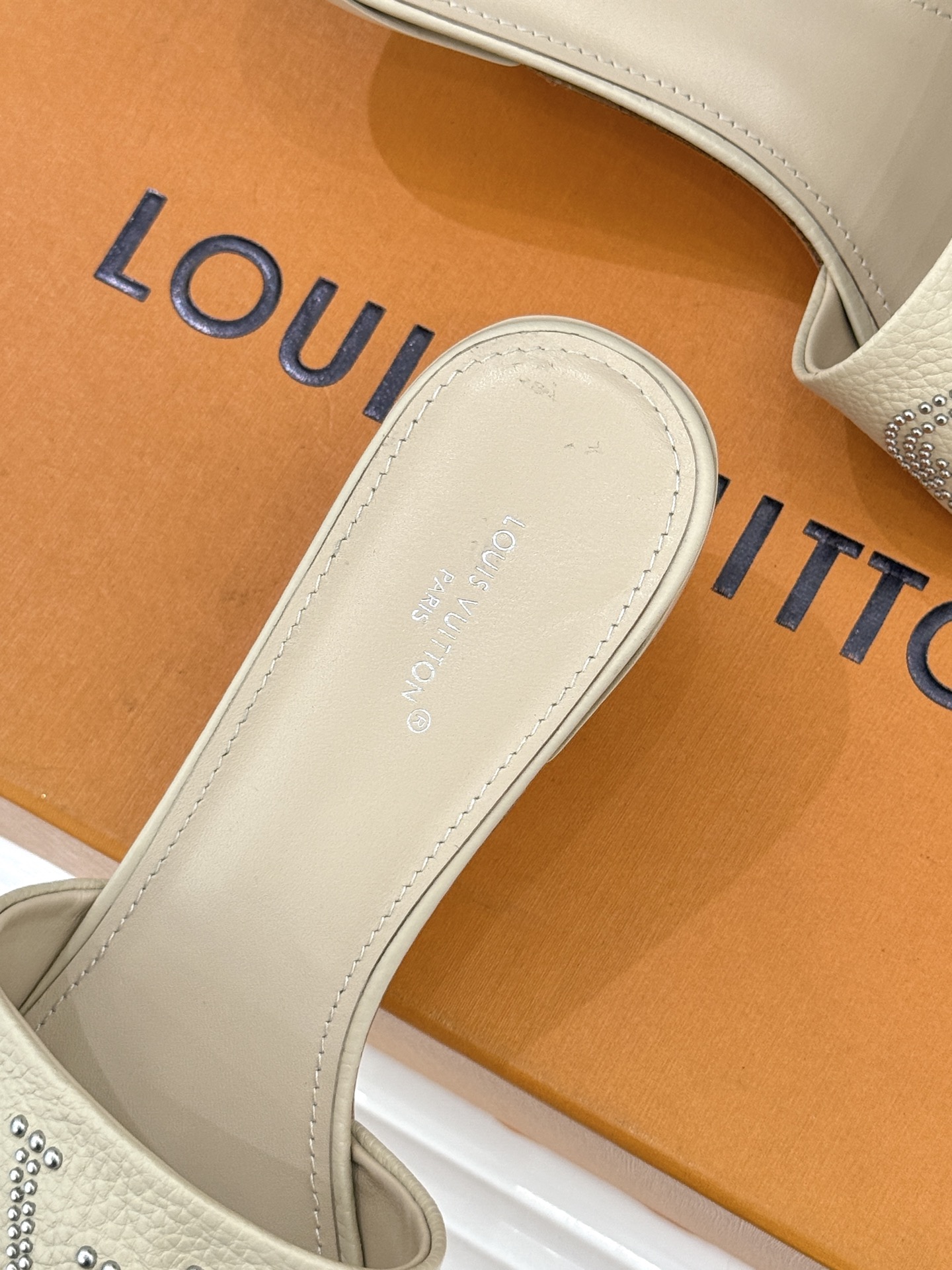 L*V驴家经典铆钉标识一字带拖鞋以极简带面勾勒足间线条金属铆钉缀以经典 Monogram 标识硬朗锋芒碰