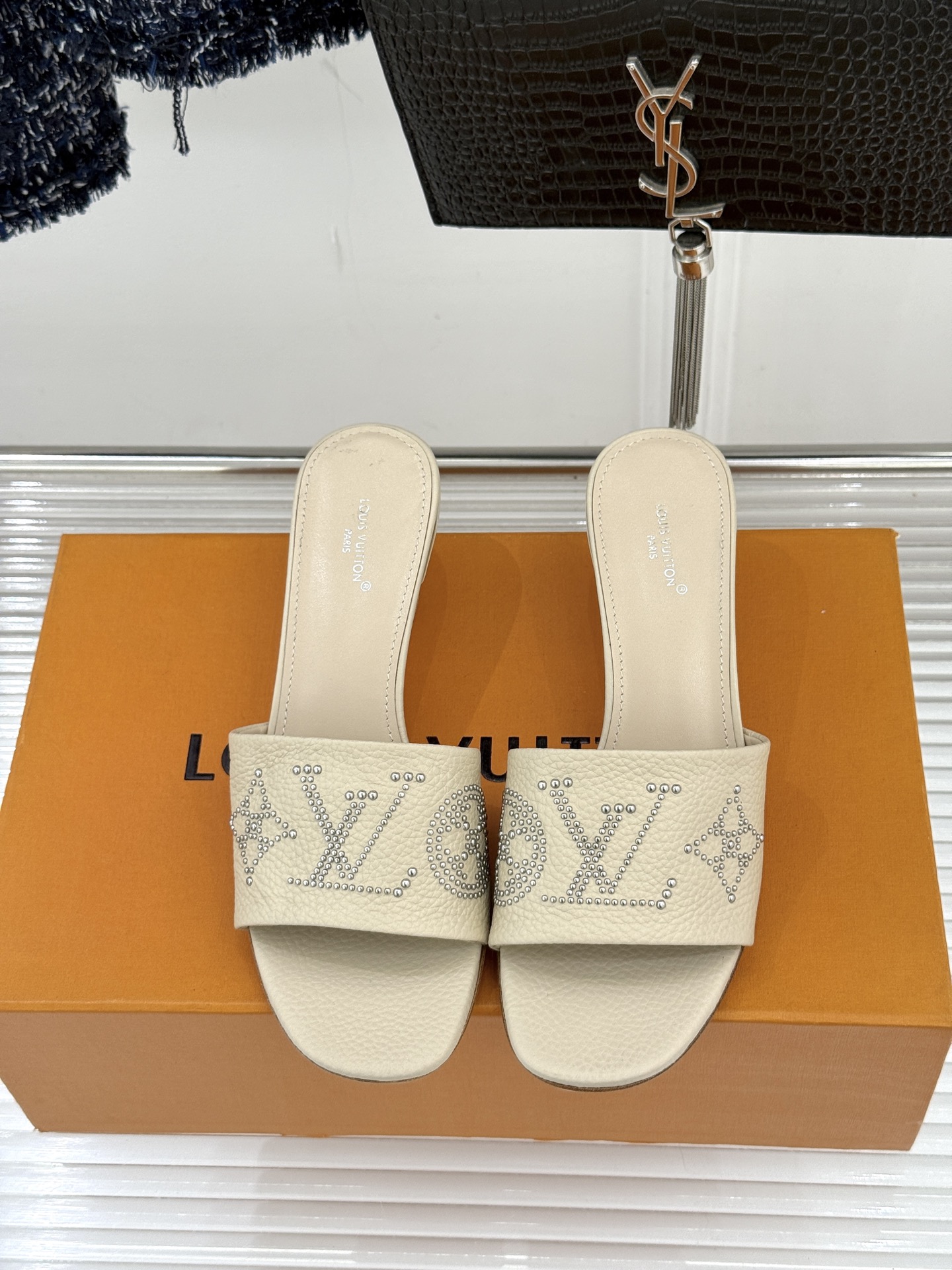 L*V驴家经典铆钉标识一字带拖鞋以极简带面勾勒足间线条金属铆钉缀以经典 Monogram 标识硬朗锋芒碰