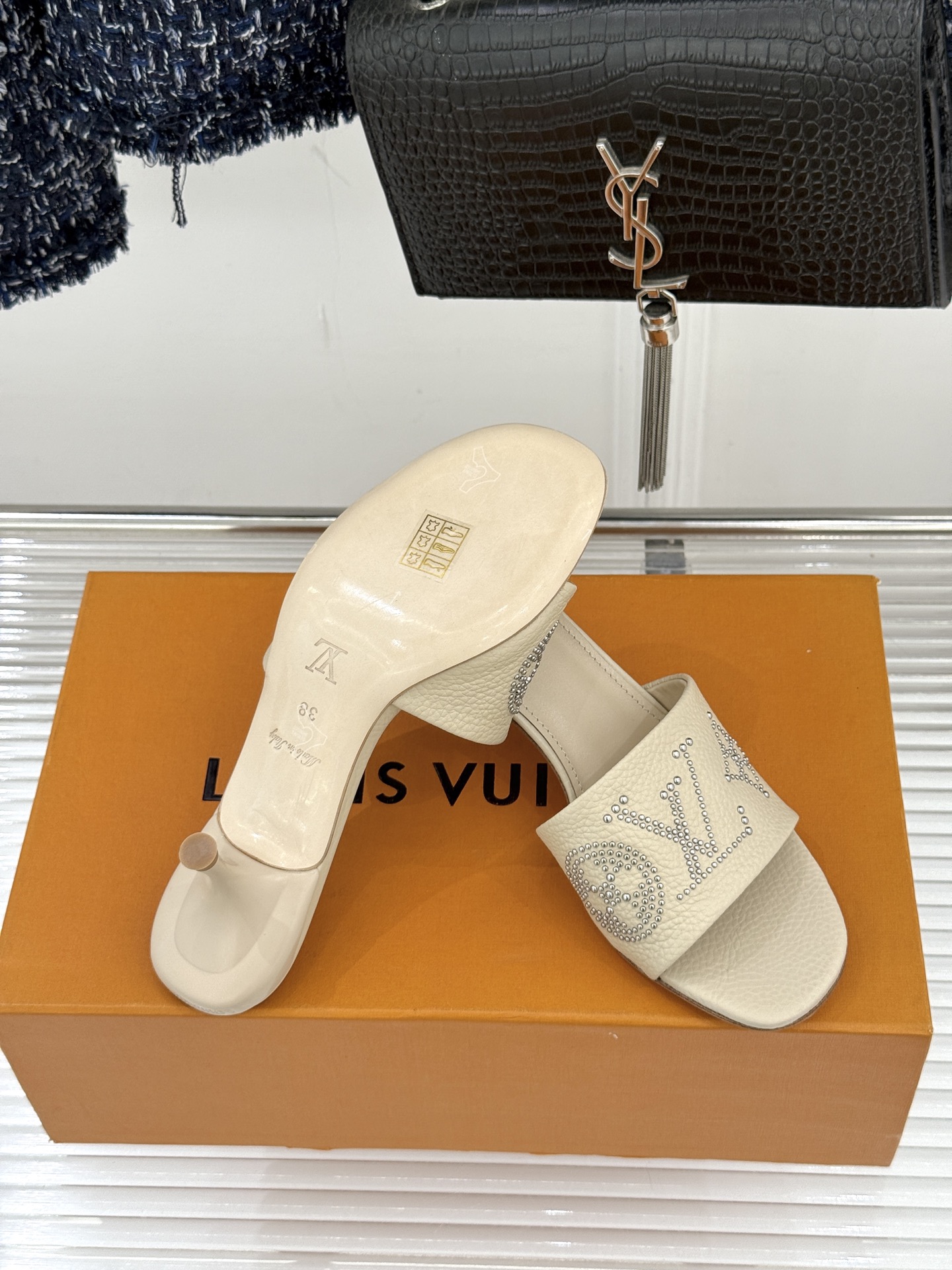 L*V驴家经典铆钉标识一字带拖鞋以极简带面勾勒足间线条金属铆钉缀以经典 Monogram 标识硬朗锋芒碰