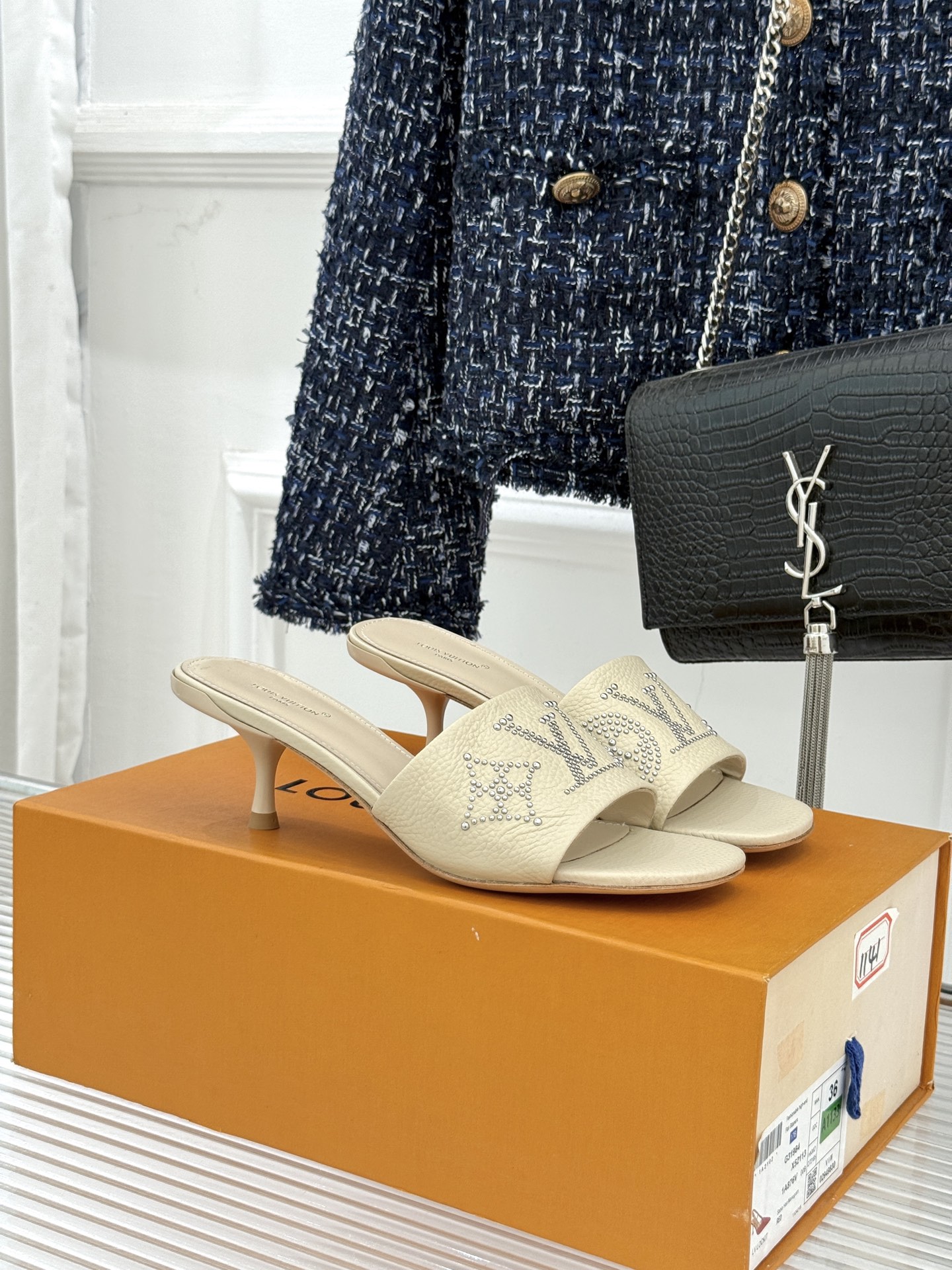 L*V驴家经典铆钉标识一字带拖鞋以极简带面勾勒足间线条金属铆钉缀以经典 Monogram 标识硬朗锋芒碰