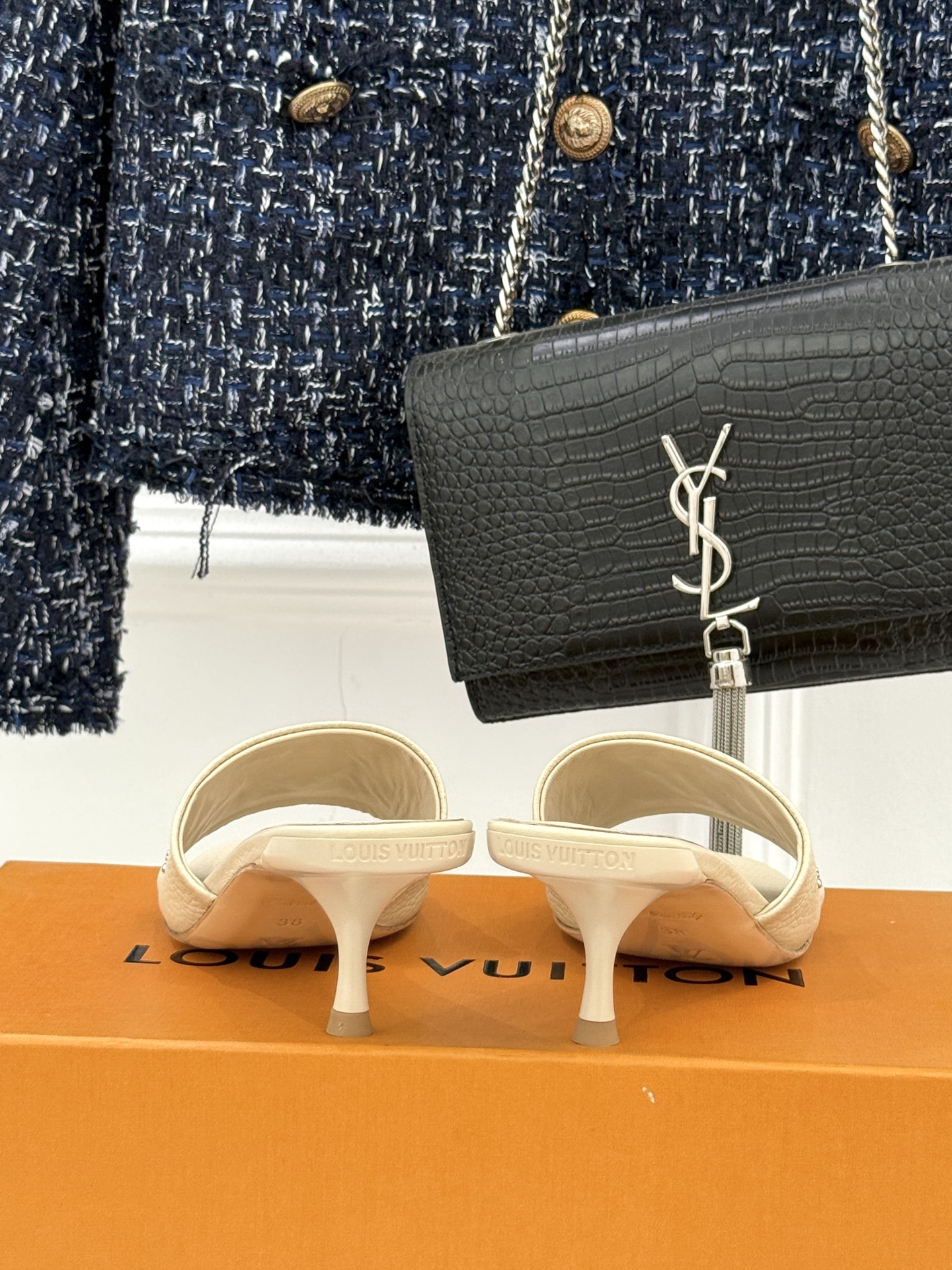 L*V驴家经典铆钉标识一字带拖鞋以极简带面勾勒足间线条金属铆钉缀以经典 Monogram 标识硬朗锋芒碰