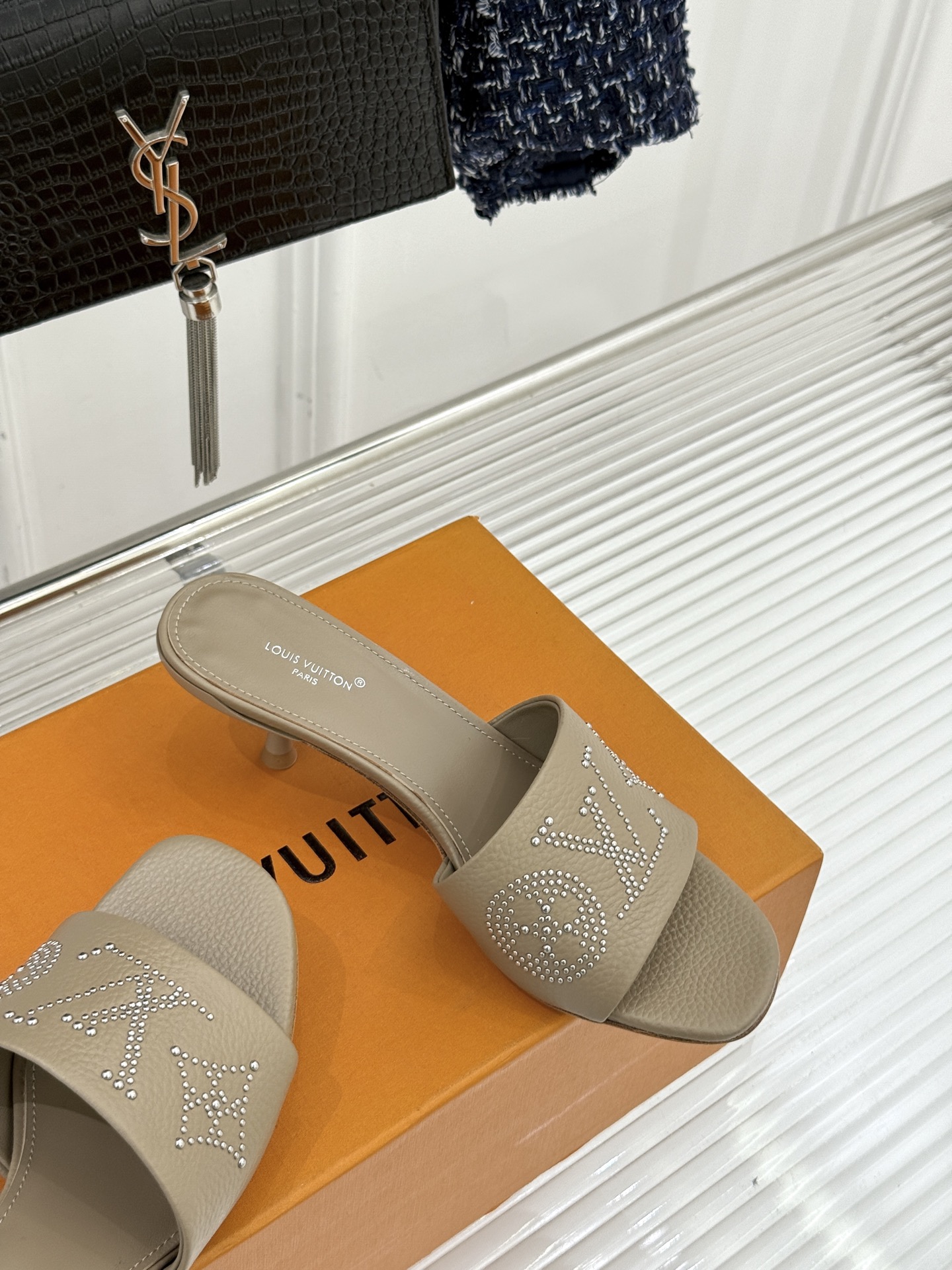 L*V驴家经典铆钉标识一字带拖鞋以极简带面勾勒足间线条金属铆钉缀以经典 Monogram 标识硬朗锋芒碰