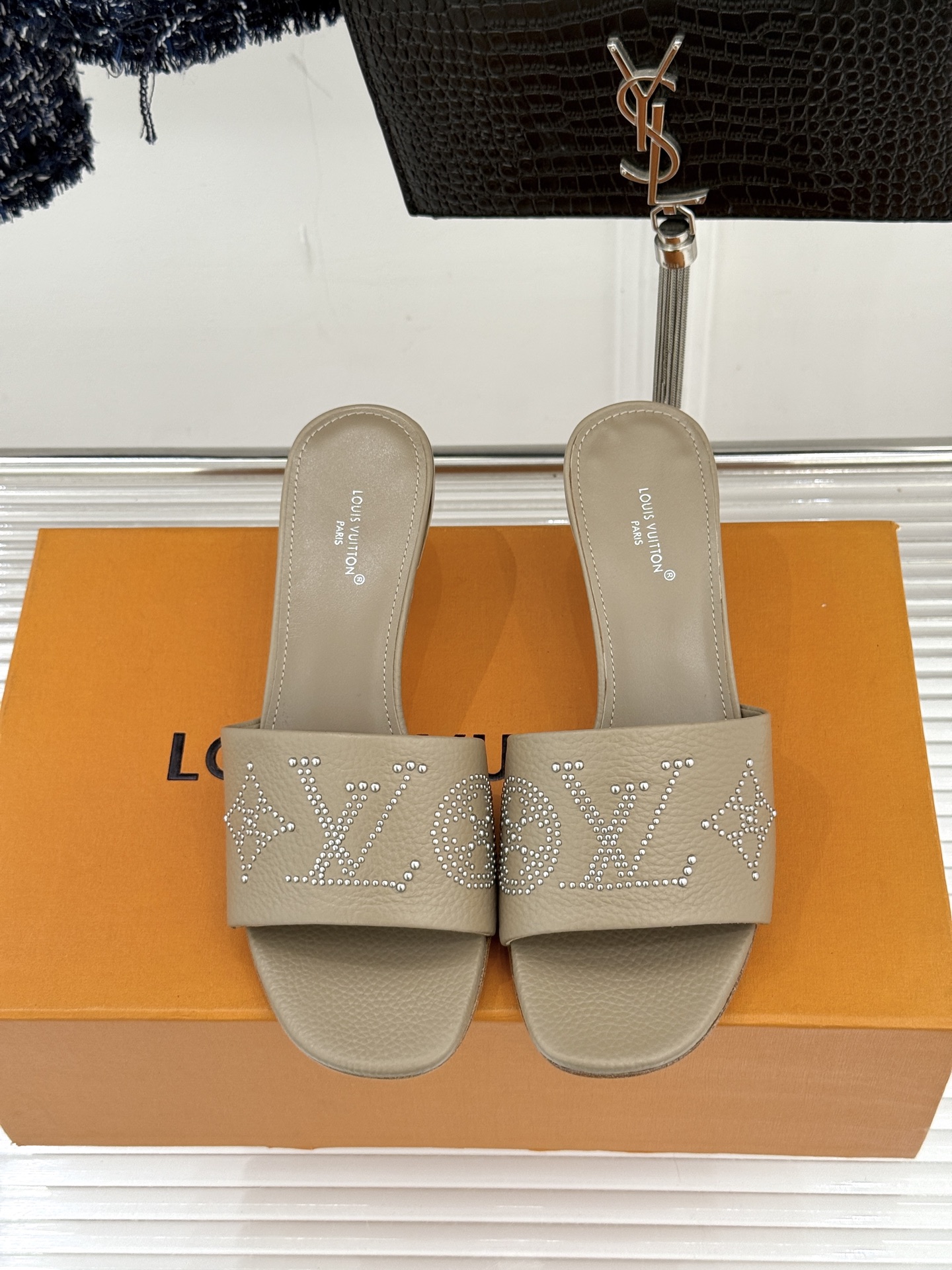 L*V驴家经典铆钉标识一字带拖鞋以极简带面勾勒足间线条金属铆钉缀以经典 Monogram 标识硬朗锋芒碰