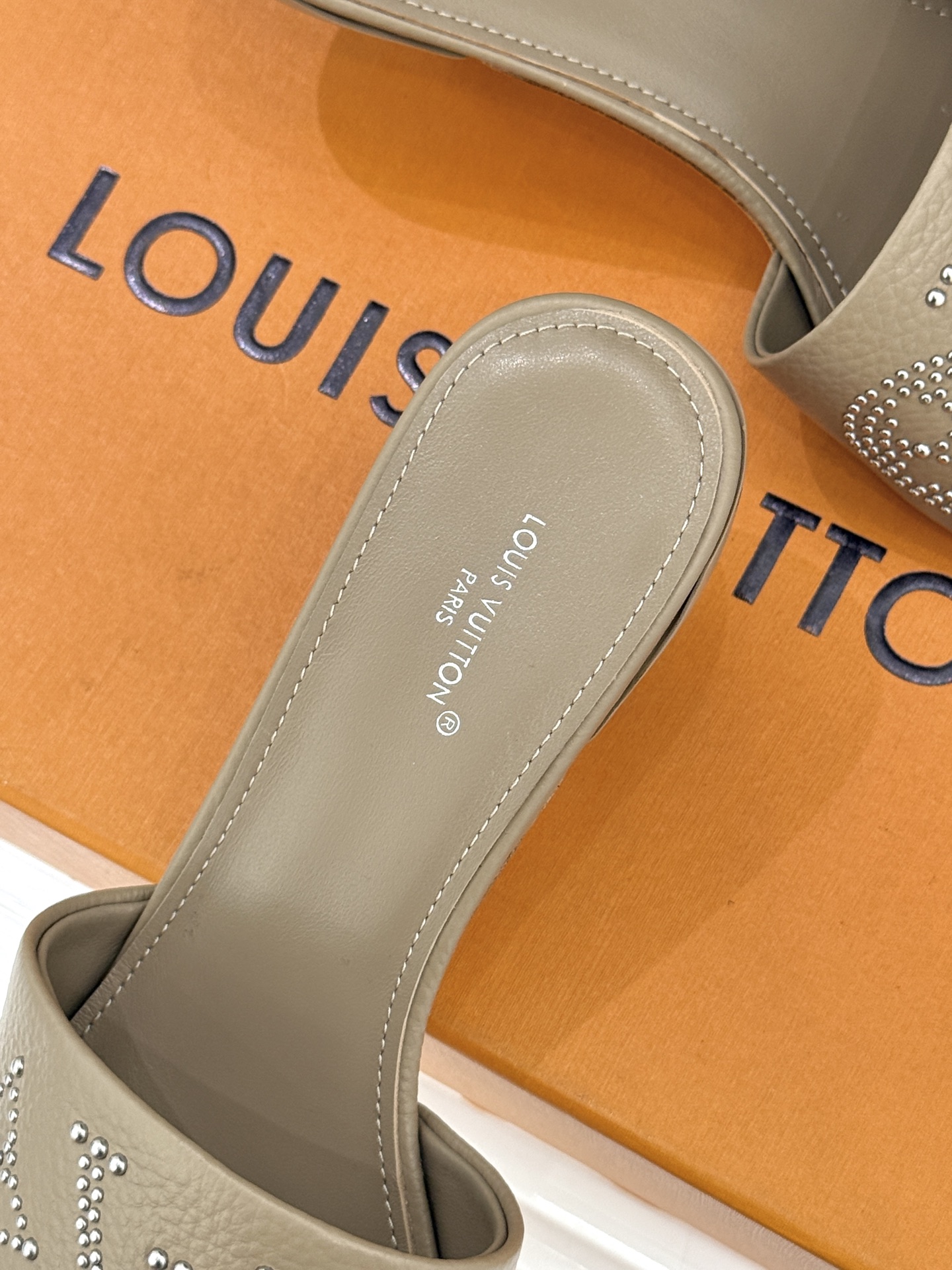L*V驴家经典铆钉标识一字带拖鞋以极简带面勾勒足间线条金属铆钉缀以经典 Monogram 标识硬朗锋芒碰