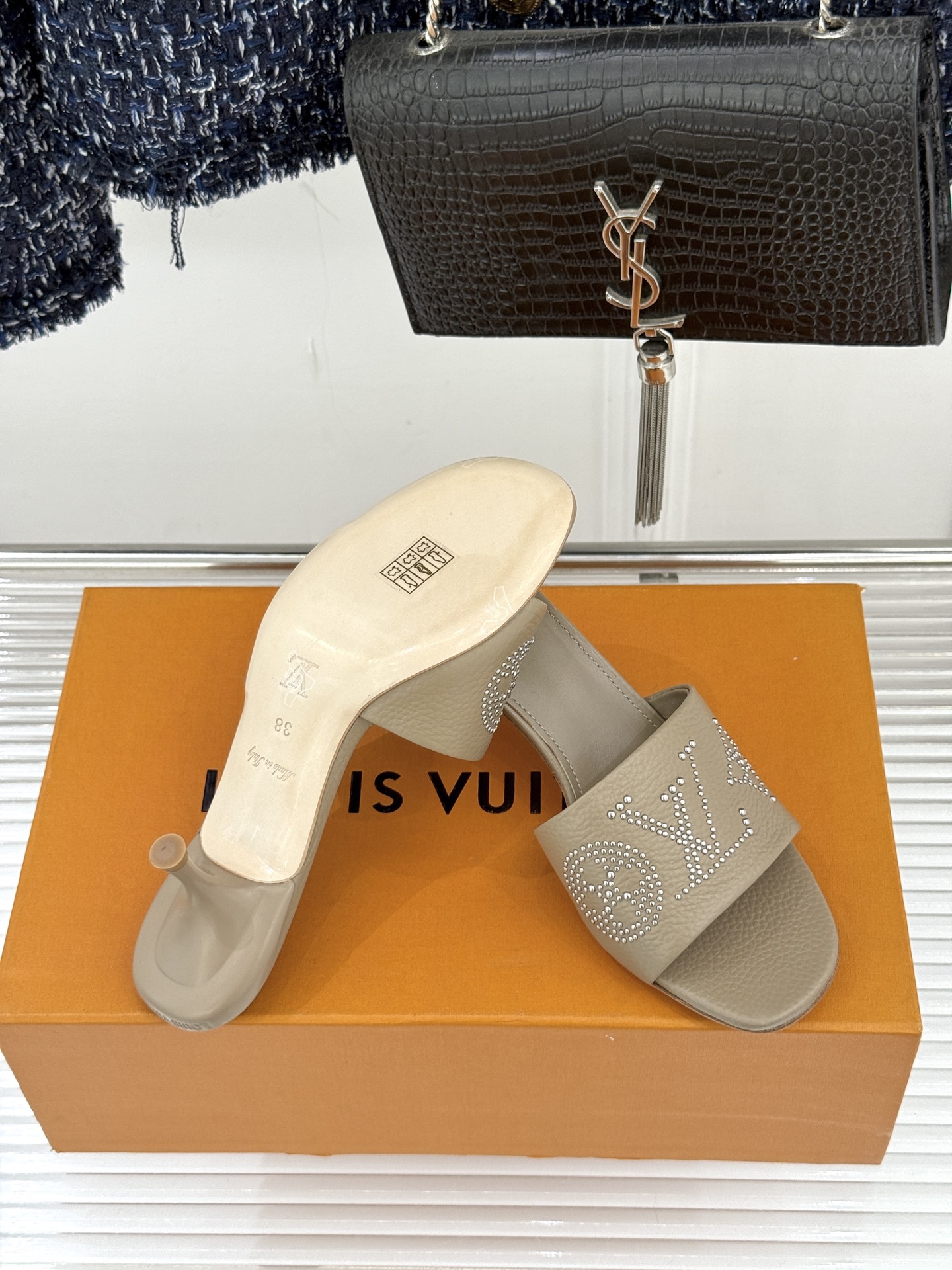 L*V驴家经典铆钉标识一字带拖鞋以极简带面勾勒足间线条金属铆钉缀以经典 Monogram 标识硬朗锋芒碰