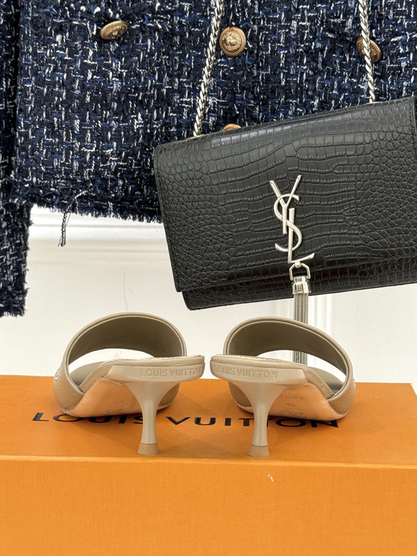 L*V驴家经典铆钉标识一字带拖鞋以极简带面勾勒足间线条金属铆钉缀以经典 Monogram 标识硬朗锋芒碰