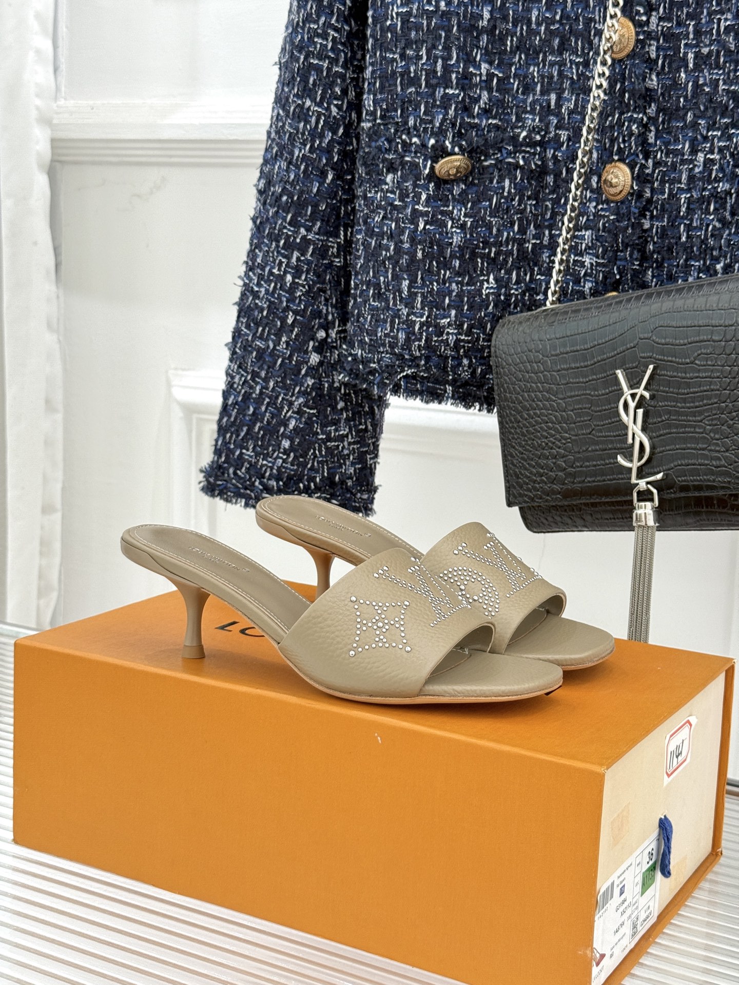 NO:711205,L*V's classic rivet logo one-strap slippers outline the lines of the feet with a minimalist strap. Metal rivets are embellished with the classic Monogram logo. The tough edge collides with French elegance and breaks the sweet-cool boundary. It has the rebelliousness of rock and roll without losing the exquisite texture of high fashion. From commuting suit pants to holiday floral skirts, from the streets to the sunset on the beach, luxury texture and comfortable posture are inseparable. Every step takes a fashionable attitude of its own.  The fabric is made of original customized leather, the inner pads are all lambskin, and the genuine leather outsole imported from Italy is size 35-39 (customized 40/41/42), slippers, louis vuitton, louis vuitton, slippers, skirts, business suit, sheepskin, Leather soles19860909L*V驴家经典铆钉标识一字带拖鞋 以极简带面勾勒足间线条 金属铆钉缀以经典 Monogram 标识 硬朗锋芒碰撞法式优雅 打破甜酷边界. 既有摇滚的率性叛逆 又不失高级时装的精致质感 从通勤西装裤到度假碎花裙 从街头巷尾到海滨落日 让奢华质感与自在姿态形影不离 每一步都踏出自成一派的时髦态度. 面料采用原版定制皮料 内里垫脚均为小羊皮 意大利进口真皮大底 size35-39（40/41/42定制）,拖鞋,louis vuitton,louis vuitton,slippers,skirts,business suit,sheepskin,Leather soles,Women's Shoes