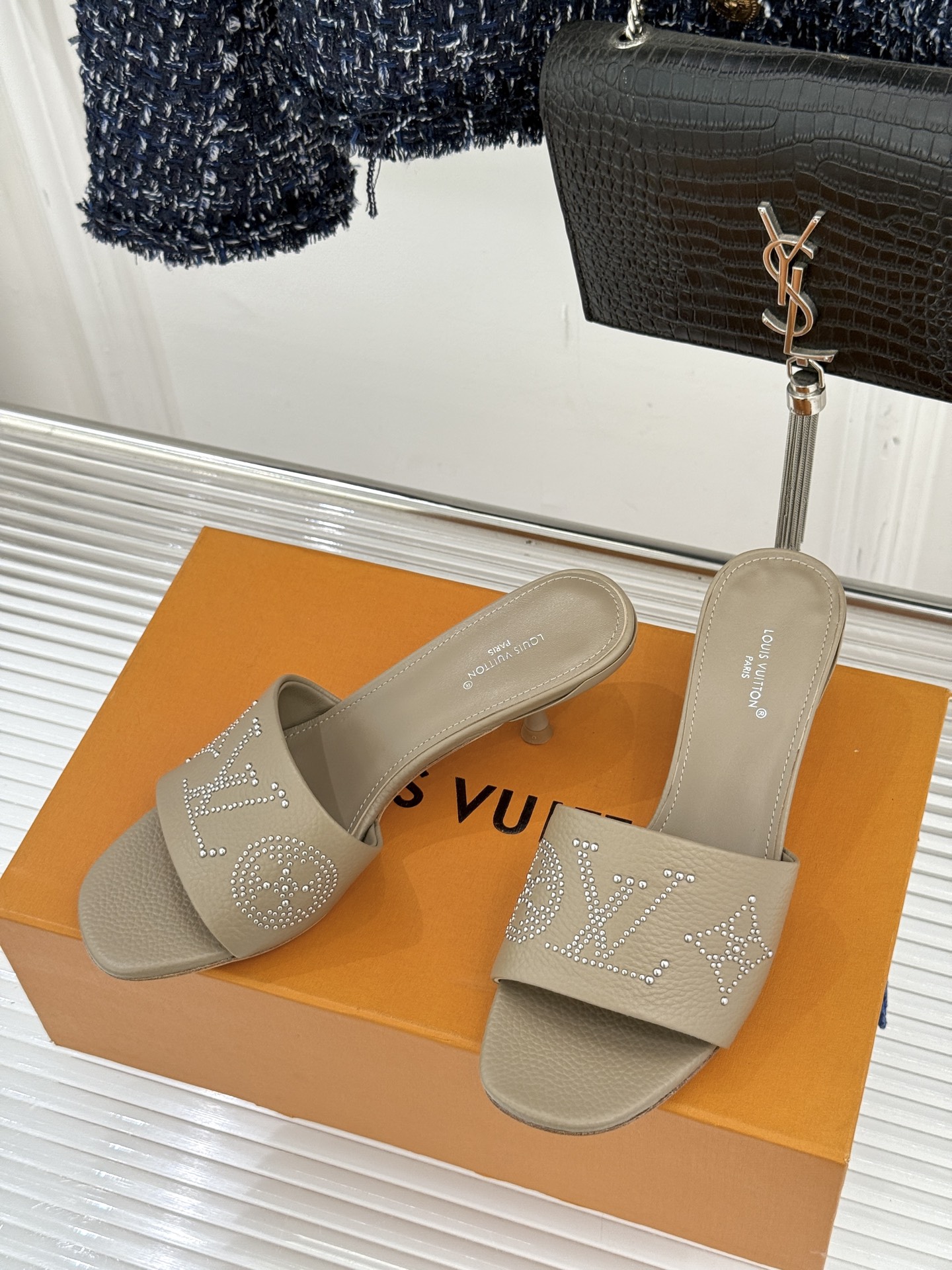 L*V驴家经典铆钉标识一字带拖鞋以极简带面勾勒足间线条金属铆钉缀以经典 Monogram 标识硬朗锋芒碰