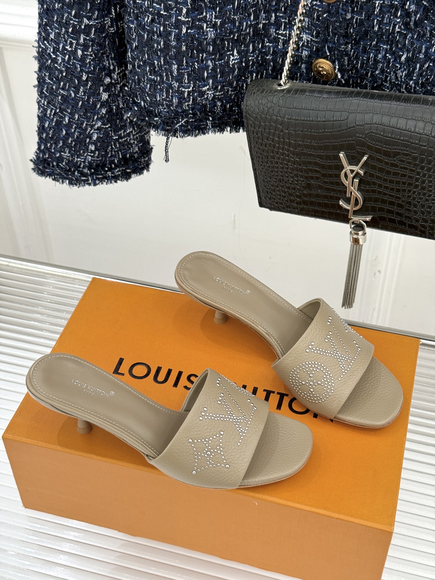 L*V驴家经典铆钉标识一字带拖鞋以极简带面勾勒足间线条金属铆钉缀以经典 Monogram 标识硬朗锋芒碰