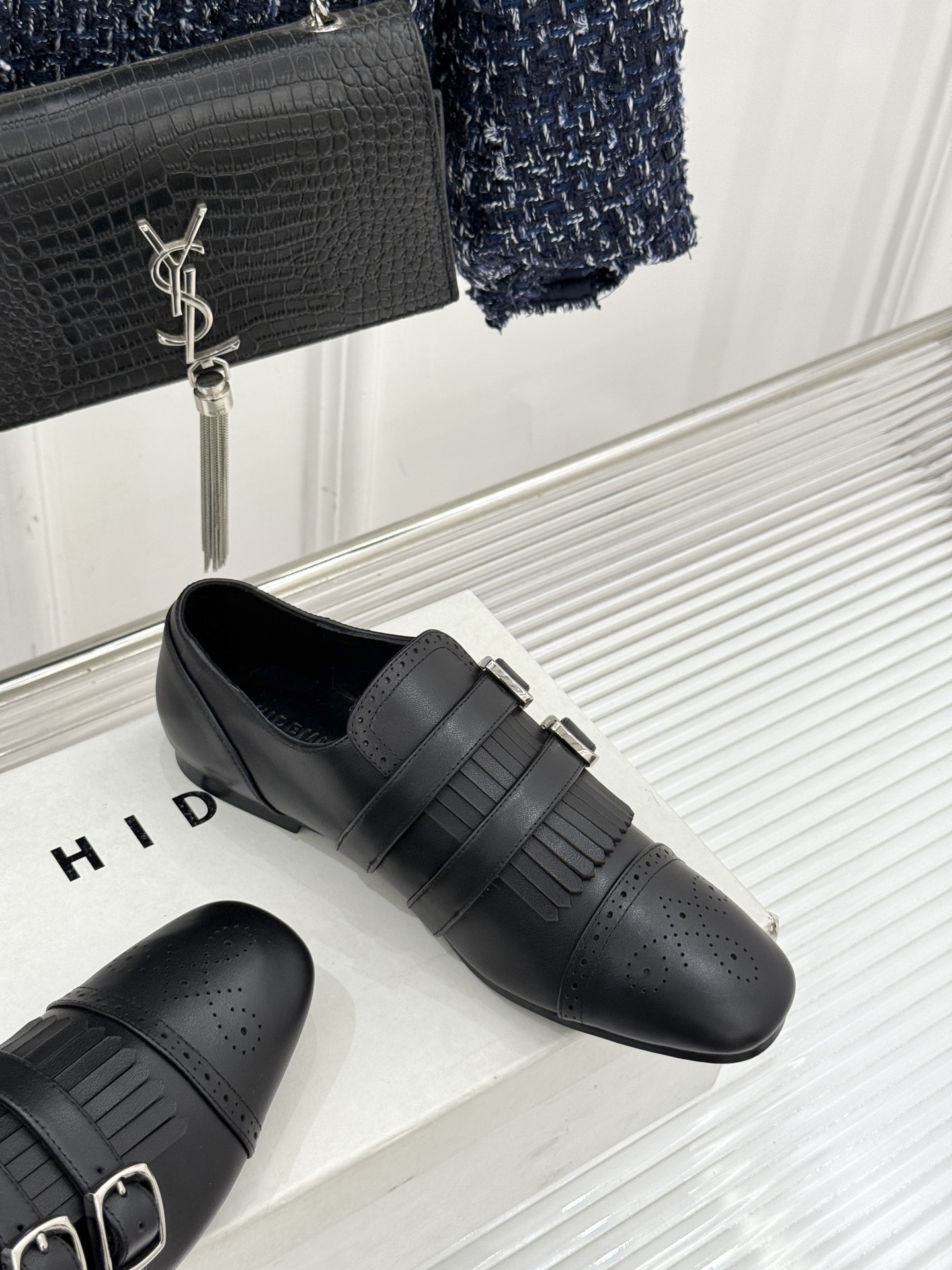 HIDEMI26WF新品复古皮带扣流苏雕花小皮鞋以百年工艺重构复古美学。鞋面复古雕花疏密有致每一道纹路都