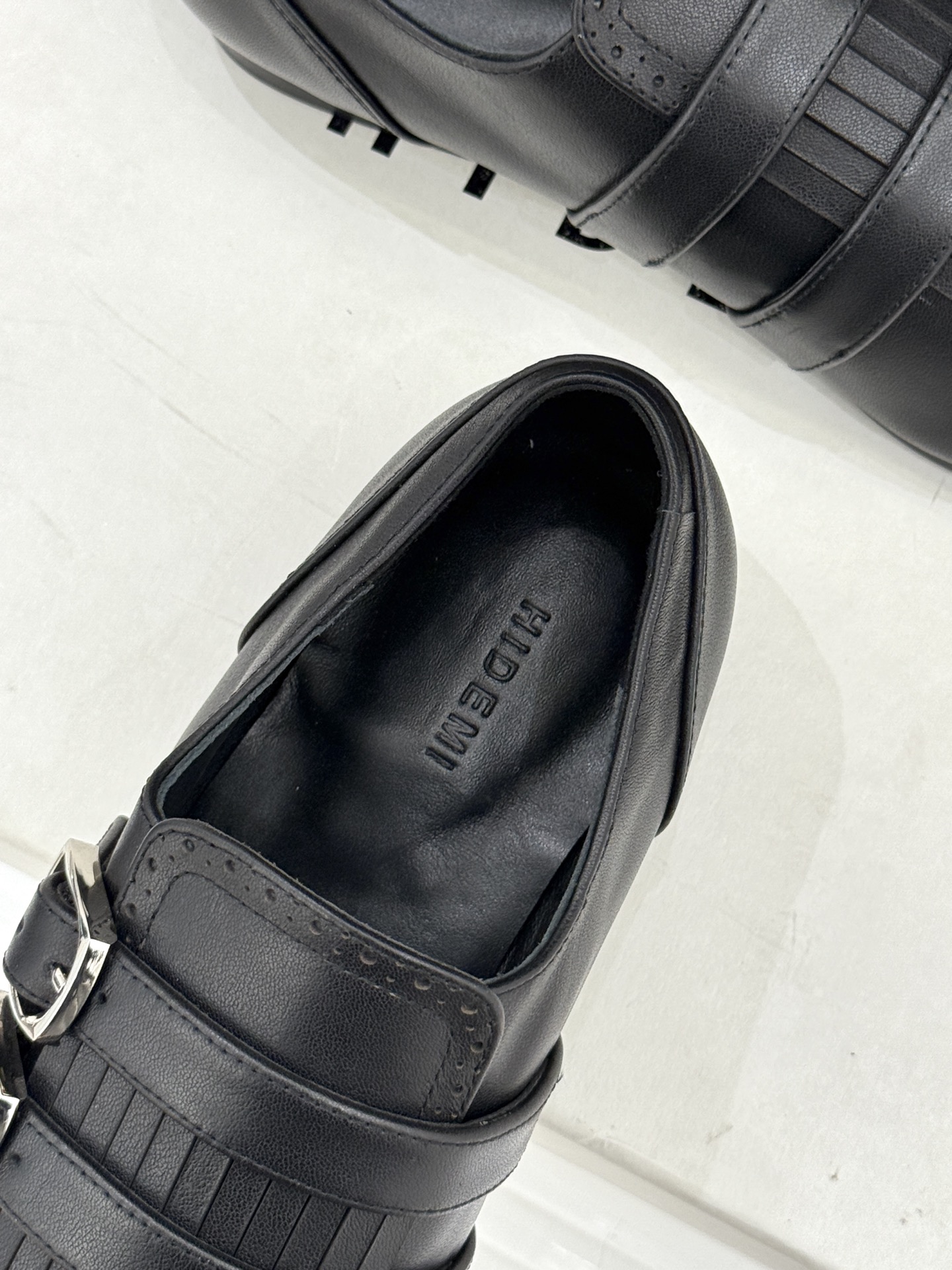 HIDEMI26WF新品复古皮带扣流苏雕花小皮鞋以百年工艺重构复古美学。鞋面复古雕花疏密有致每一道纹路都