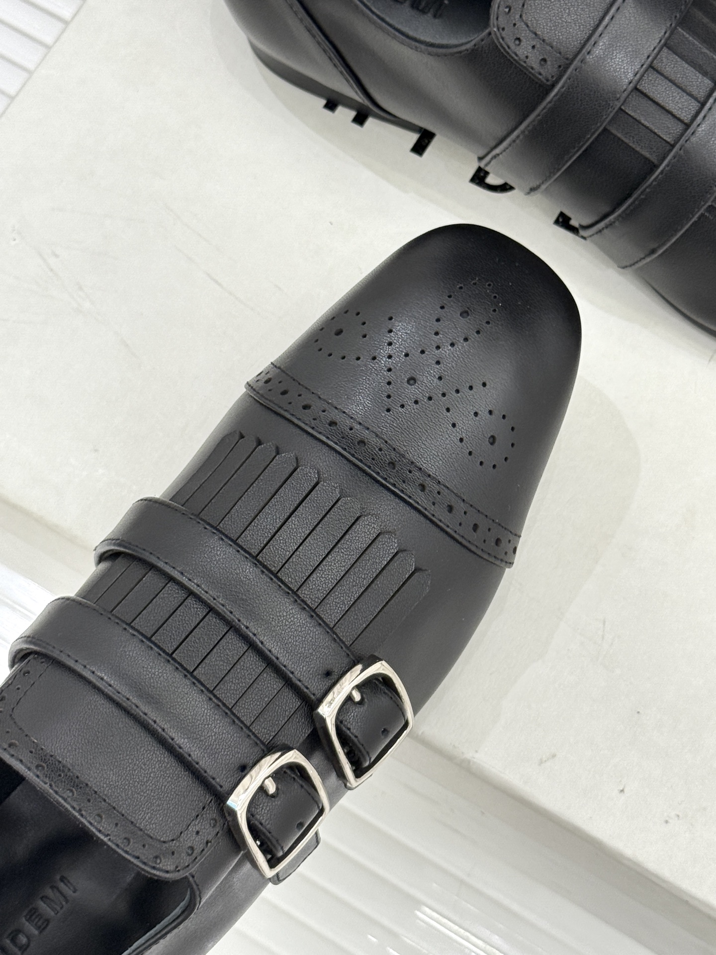 HIDEMI26WF新品复古皮带扣流苏雕花小皮鞋以百年工艺重构复古美学。鞋面复古雕花疏密有致每一道纹路都