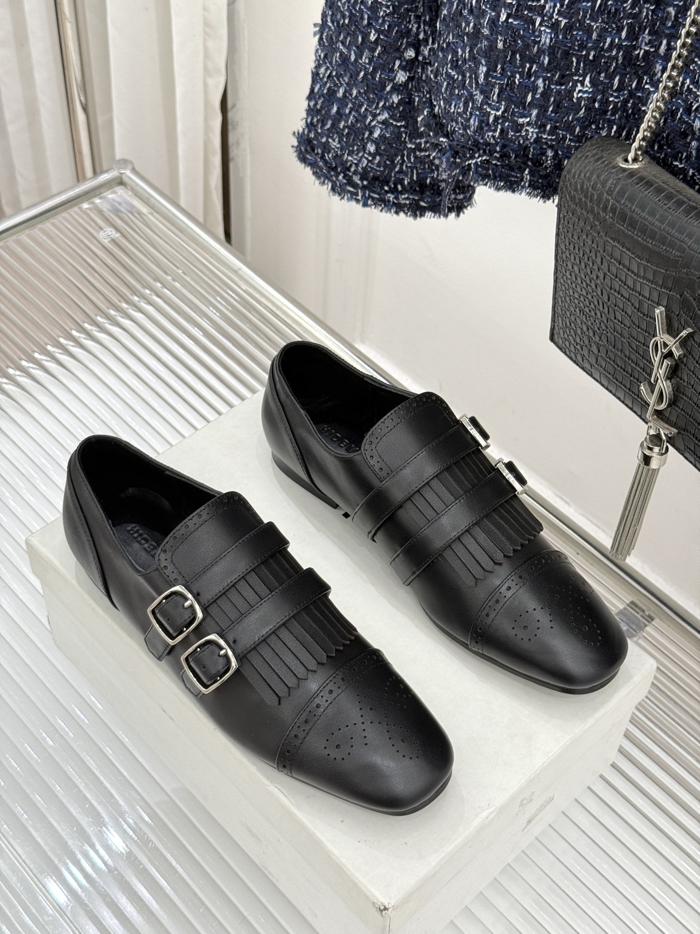 HIDEMI26WF新品复古皮带扣流苏雕花小皮鞋以百年工艺重构复古美学。鞋面复古雕花疏密有致每一道纹路都