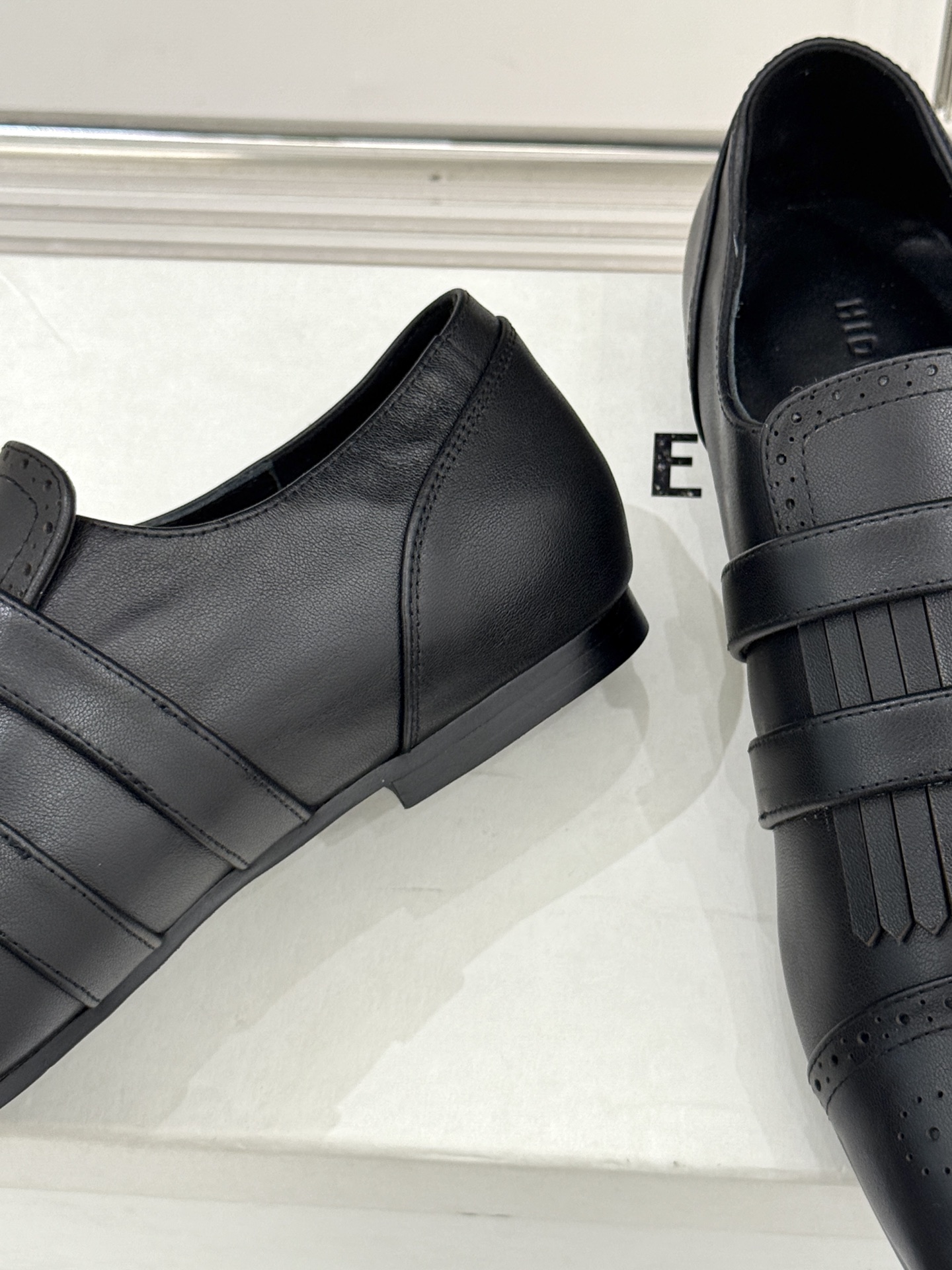 HIDEMI26WF新品复古皮带扣流苏雕花小皮鞋以百年工艺重构复古美学。鞋面复古雕花疏密有致每一道纹路都