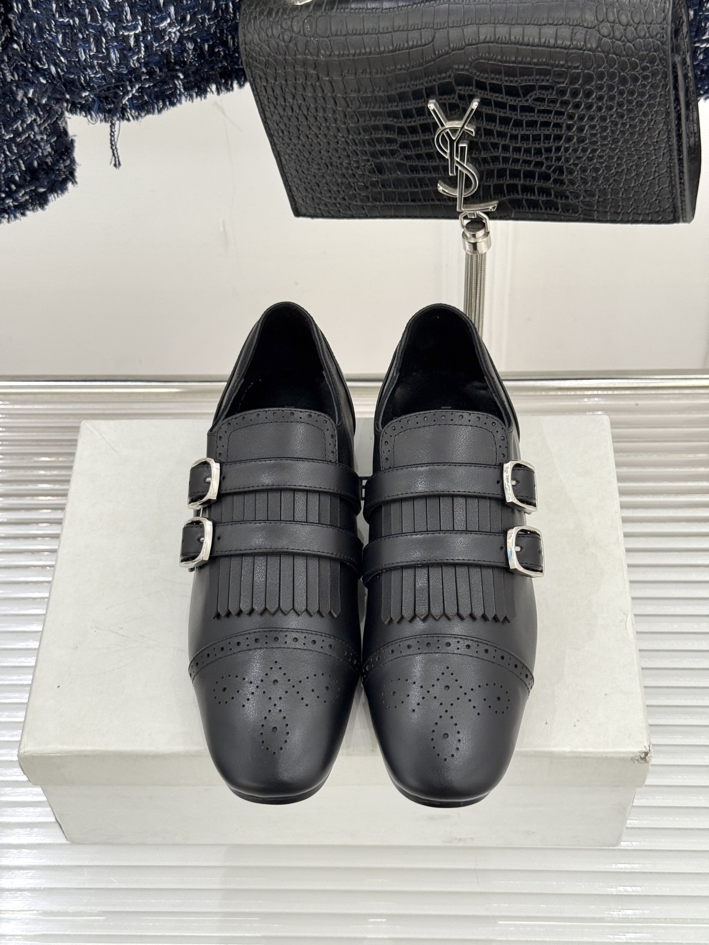 HIDEMI26WF新品复古皮带扣流苏雕花小皮鞋以百年工艺重构复古美学。鞋面复古雕花疏密有致每一道纹路都