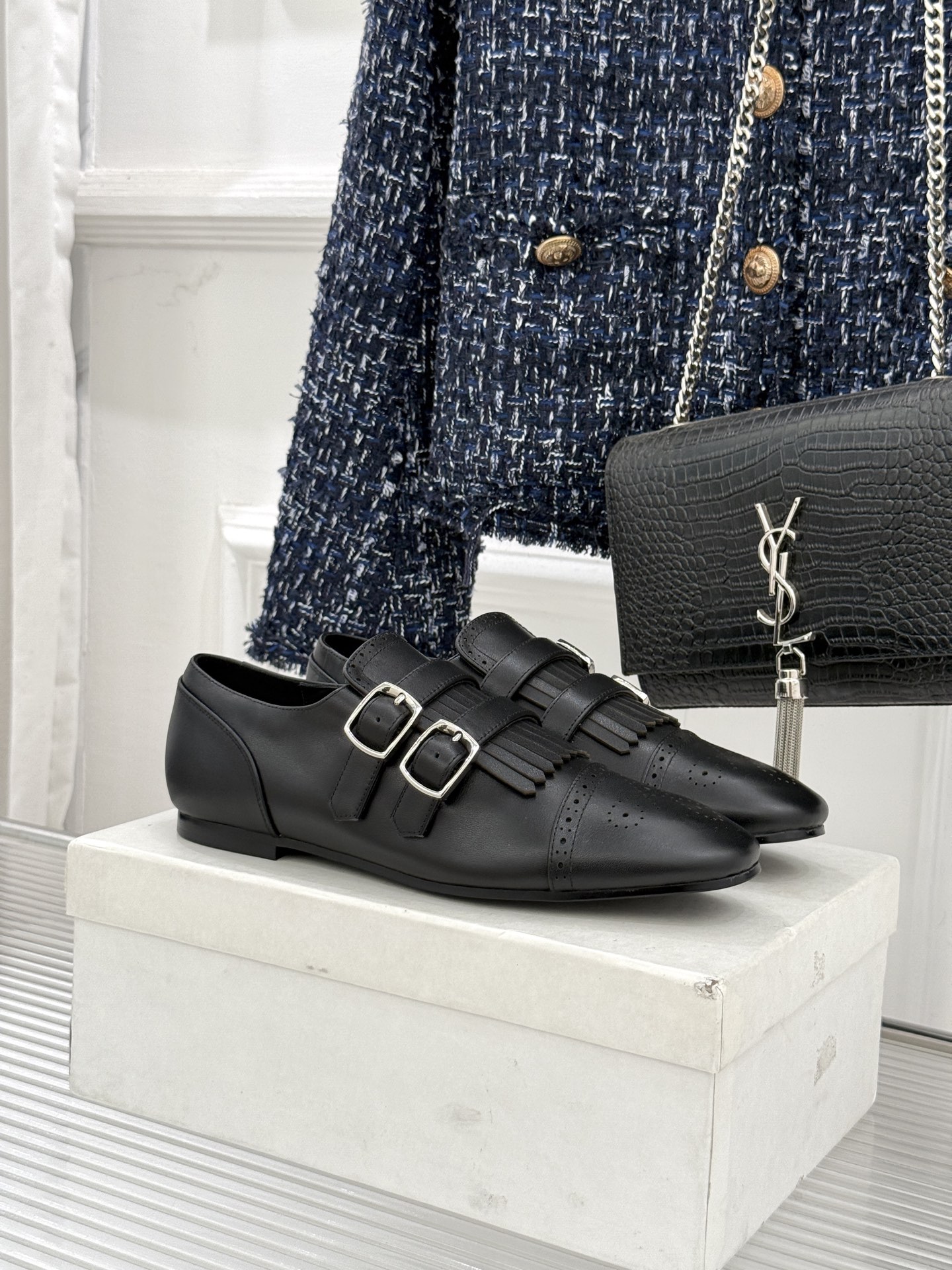 HIDEMI26WF新品复古皮带扣流苏雕花小皮鞋以百年工艺重构复古美学。鞋面复古雕花疏密有致每一道纹路都