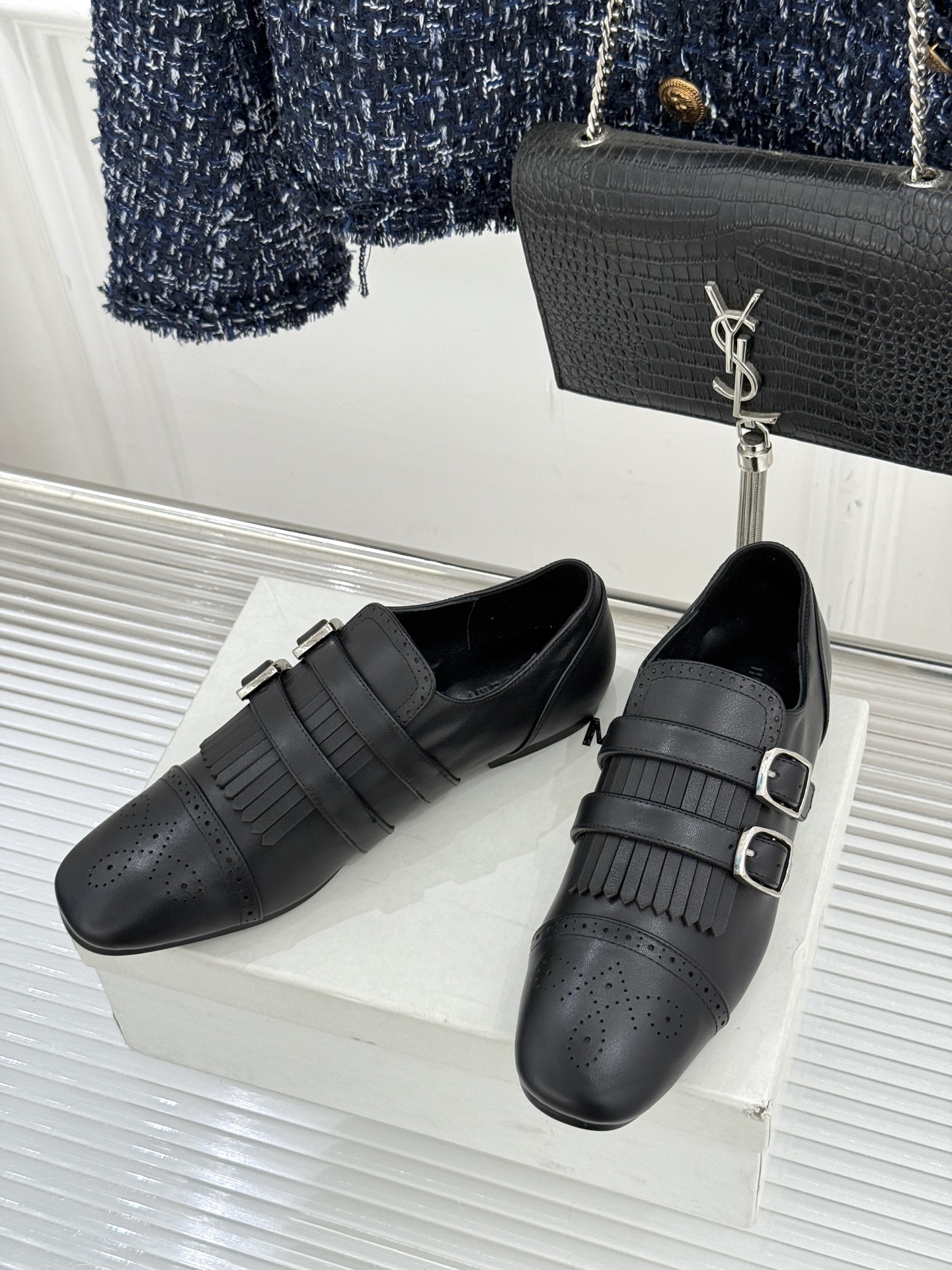 HIDEMI26WF新品复古皮带扣流苏雕花小皮鞋以百年工艺重构复古美学。鞋面复古雕花疏密有致每一道纹路都