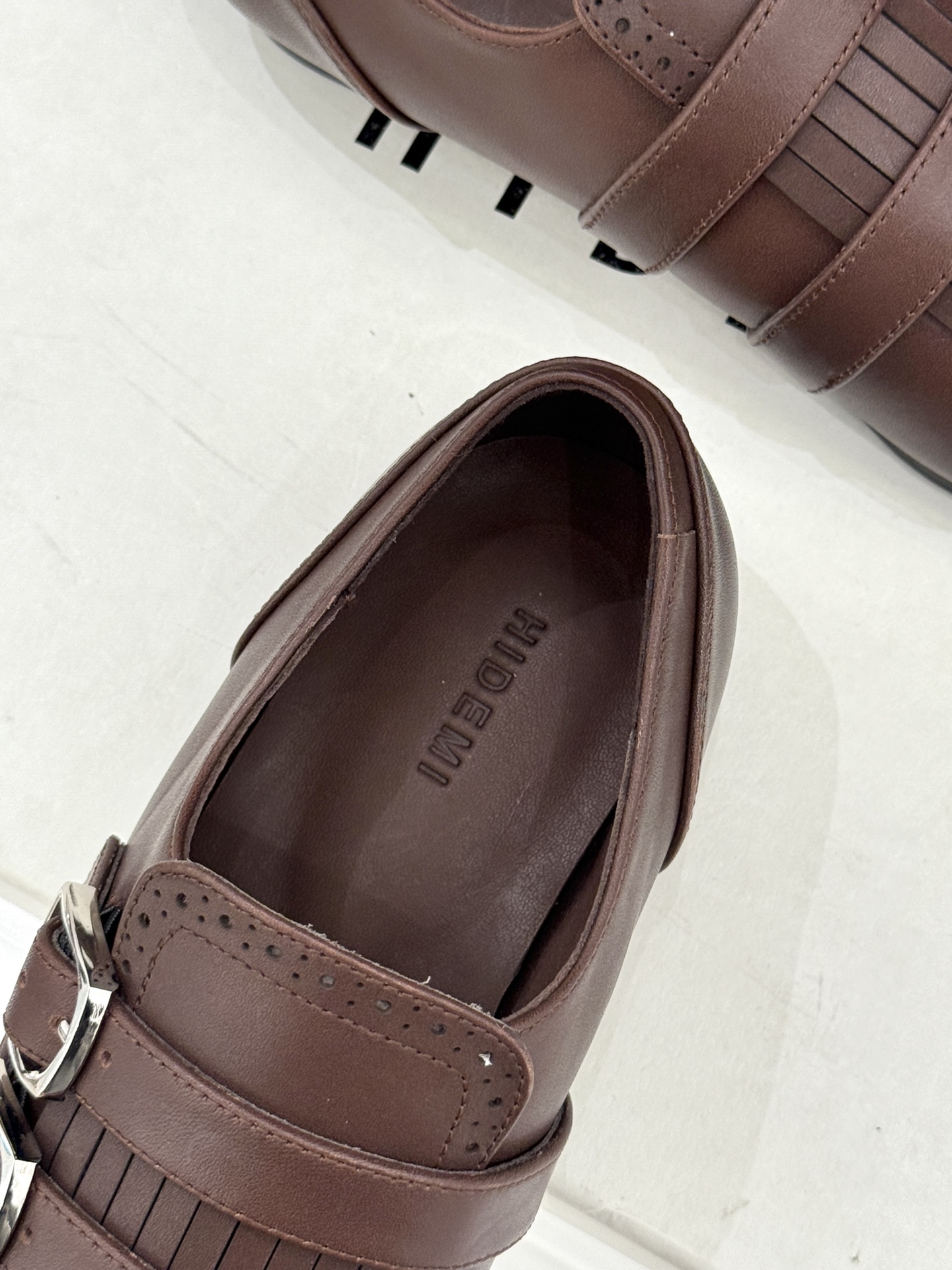 HIDEMI26WF新品复古皮带扣流苏雕花小皮鞋以百年工艺重构复古美学。鞋面复古雕花疏密有致每一道纹路都