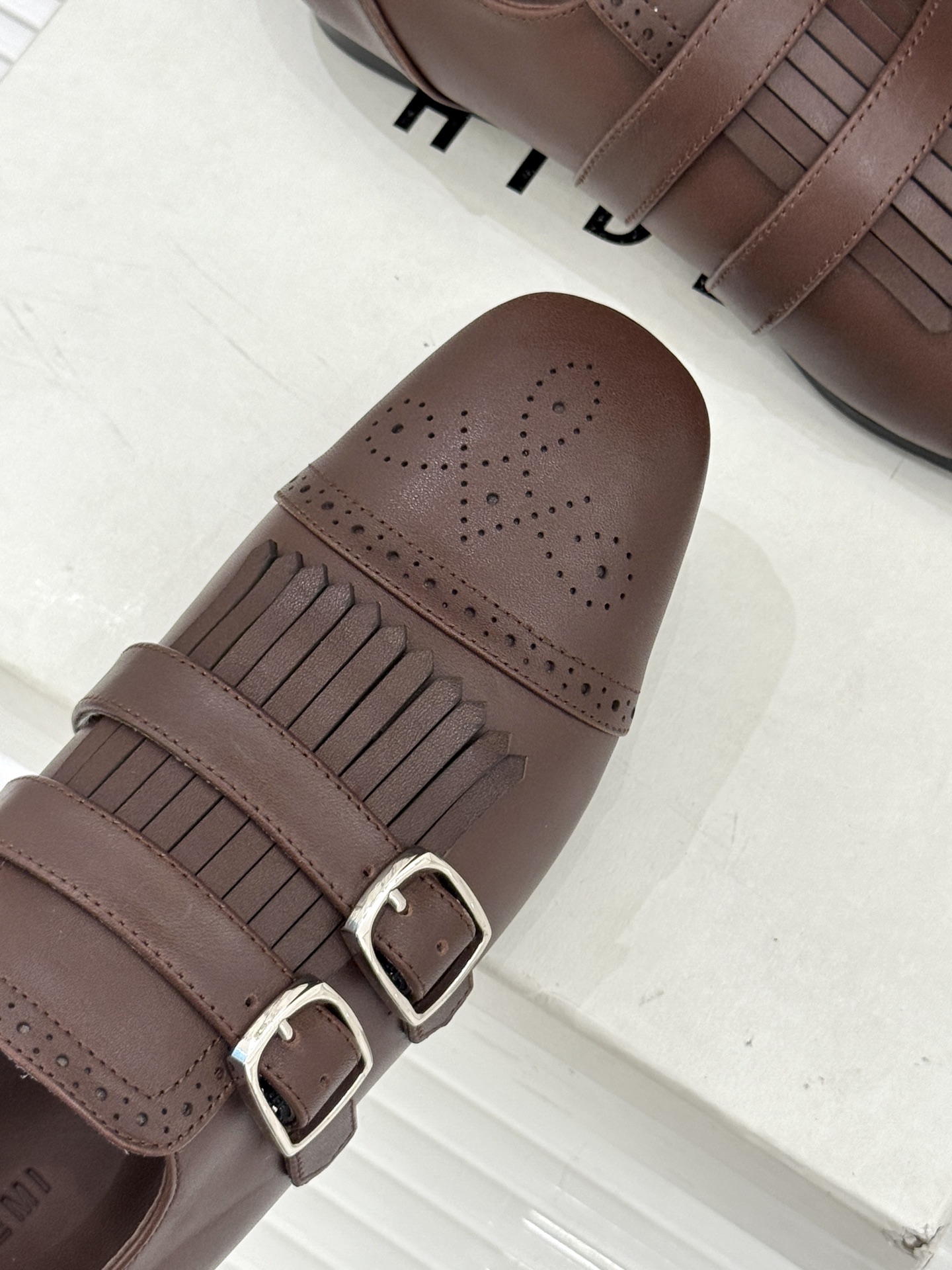 HIDEMI26WF新品复古皮带扣流苏雕花小皮鞋以百年工艺重构复古美学。鞋面复古雕花疏密有致每一道纹路都