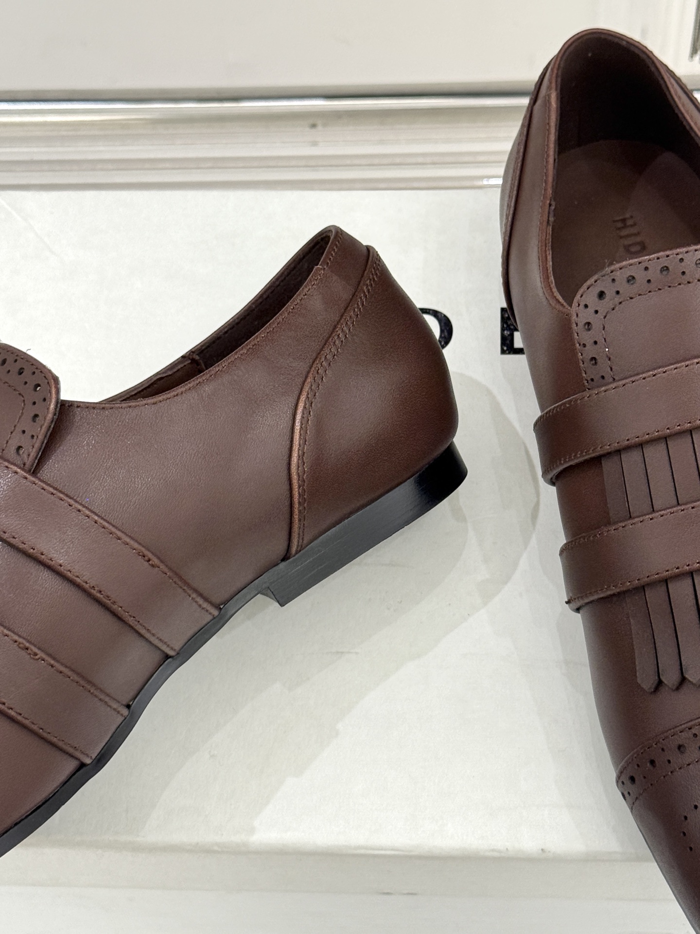 HIDEMI26WF新品复古皮带扣流苏雕花小皮鞋以百年工艺重构复古美学。鞋面复古雕花疏密有致每一道纹路都