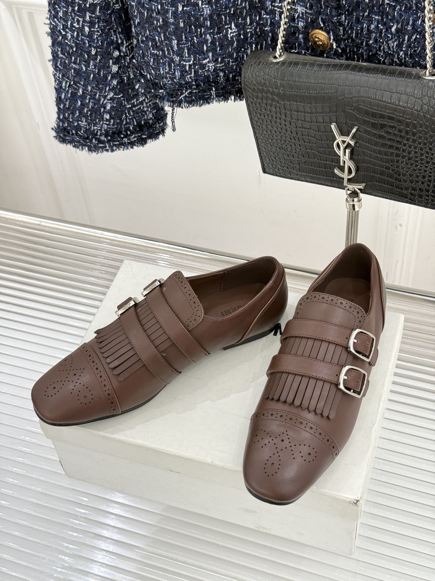 HIDEMI26WF新品复古皮带扣流苏雕花小皮鞋以百年工艺重构复古美学。鞋面复古雕花疏密有致每一道纹路都