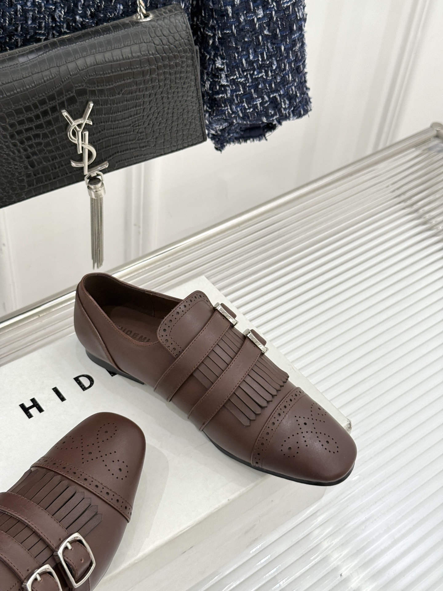 HIDEMI26WF新品复古皮带扣流苏雕花小皮鞋以百年工艺重构复古美学。鞋面复古雕花疏密有致每一道纹路都