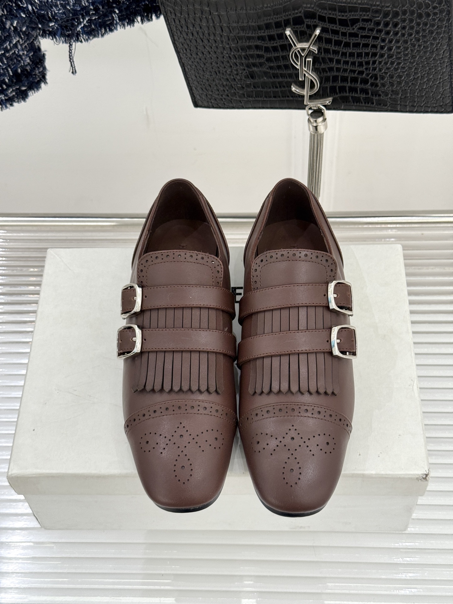 HIDEMI26WF新品复古皮带扣流苏雕花小皮鞋以百年工艺重构复古美学。鞋面复古雕花疏密有致每一道纹路都