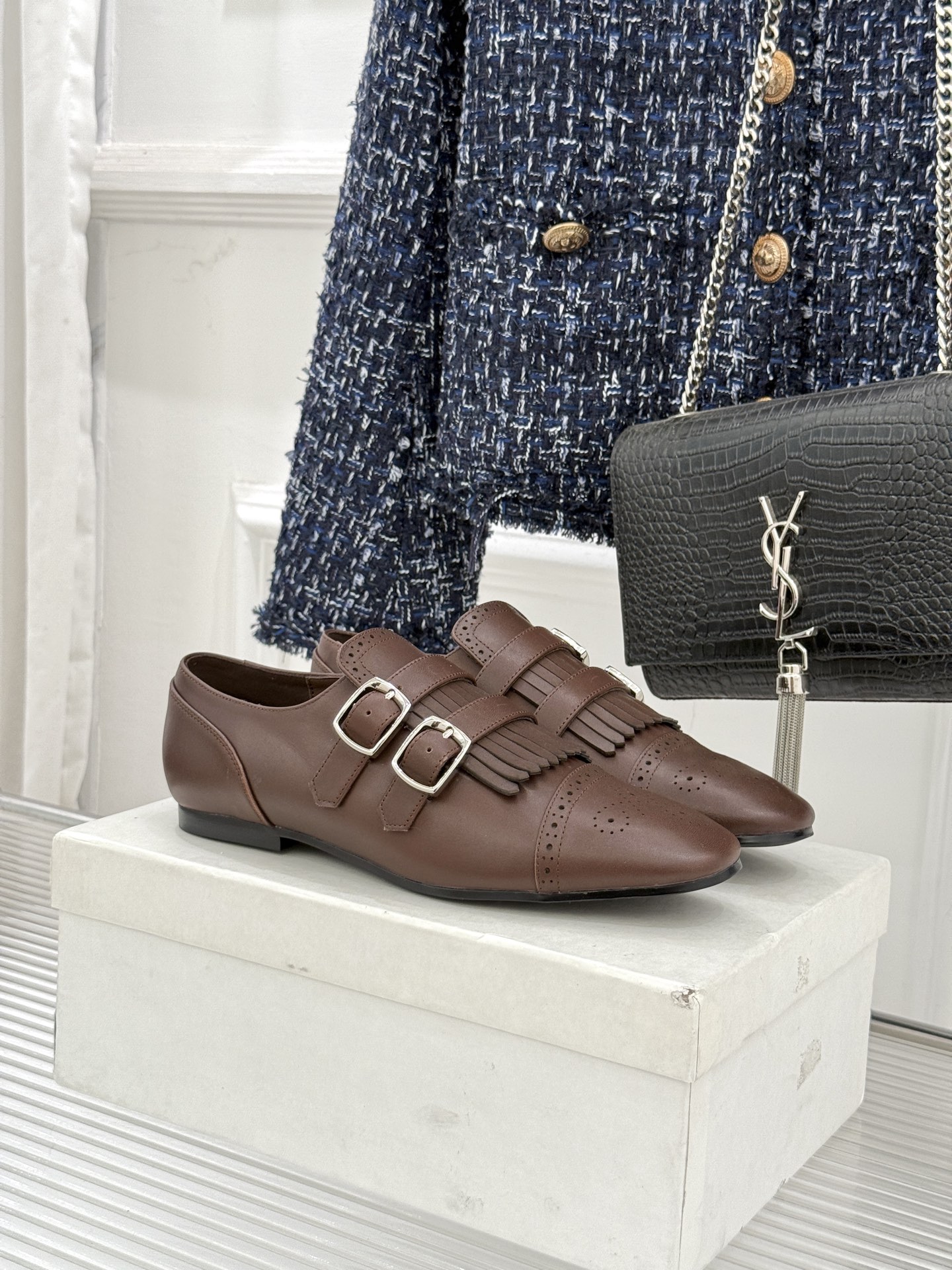 NO:711202,HIDEMI26WF's new retro belt buckle tassel carved small leather shoes reconstruct retro aesthetics with century-old craftsmanship. The retro carvings on the upper are dense and dense, and each texture hides ingenuity. The combination of tassels and belt buckles creates a sense of layering, retaining classic charm without losing modern vitality. The slip-on design is suitable for the rush of commuting in the morning and the laziness of weekend trips. It is extremely tolerant and can be easily managed by both wide and thin feet.  From urban cafes to autumn streets, from commuting to casual dating, use retro carvings to add texture and embellish your mood with smart tassels, making every trip a retro feast for pointe. The fabric is made of original custom leather, and the inner pads are all sheepskin. Italian imported genuine leather outsole size 35-39 (customized 40/41), single shoes, sheepskin, Leather soles19860909HIDEMI26WF新品复古皮带扣流苏 雕花小皮鞋 以百年工艺重构复古美学. 鞋面复古雕花疏密有致 每一道纹路都暗藏匠心 流苏与皮带扣的组合碰撞出层次感 既保留经典韵味又不失现代活力. 一脚蹬设计适配早八通勤的匆忙 也契合周末出游的慵懒 包容度极高 宽脚、瘦脚都能轻松驾驭. 从都市咖啡馆到秋日街头 从通勤穿搭到休闲约会 用复古雕花沉淀质感 用灵动流苏点缀心情 让每一次出行都成为足尖的复古盛宴. 面料采用原版定制皮料 内里垫脚均为羊皮 意大利进口真皮大底 size35-39（40/41定制）,单鞋,sheepskin,Leather soles,Women's Shoes