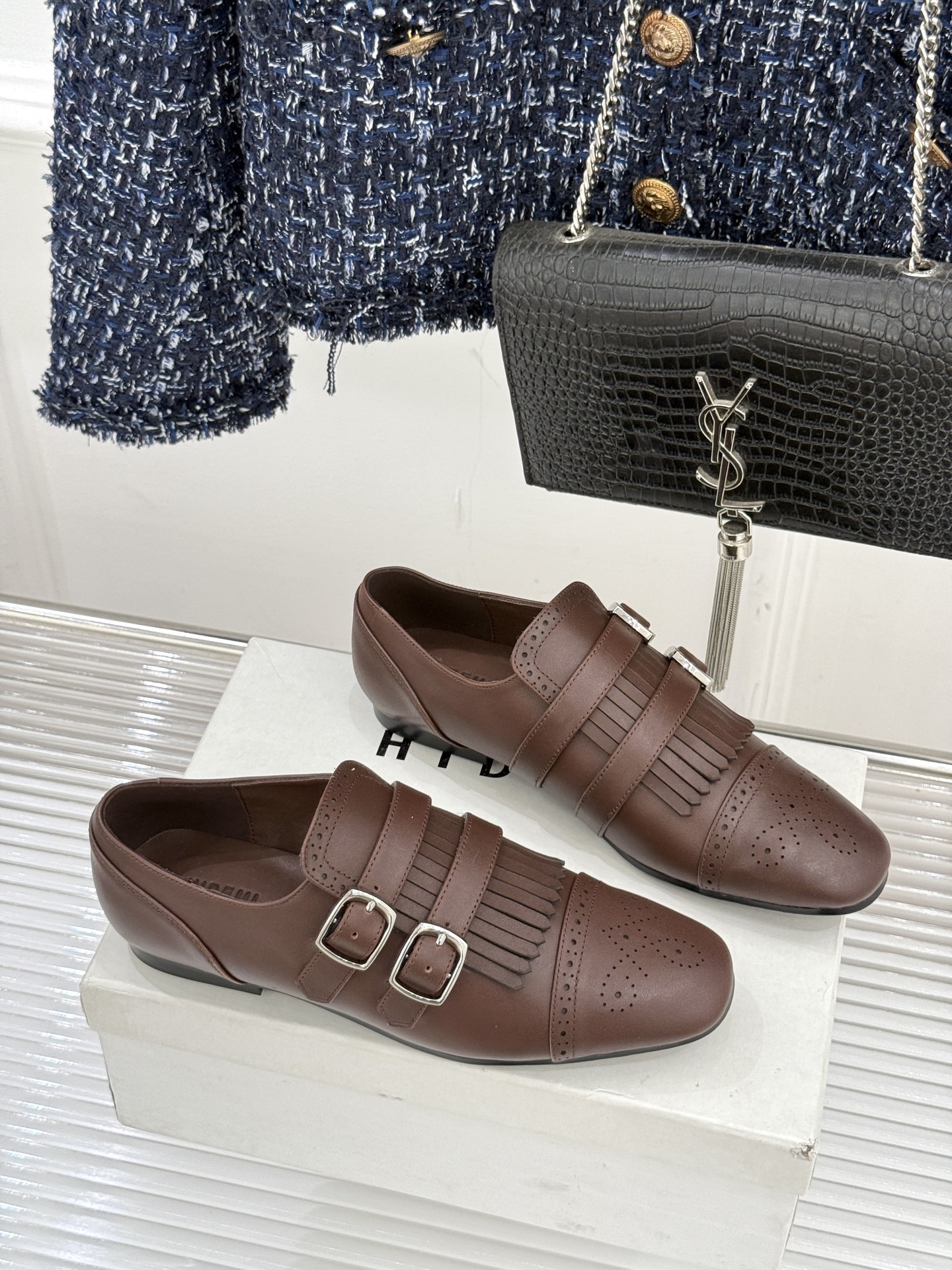 HIDEMI26WF新品复古皮带扣流苏雕花小皮鞋以百年工艺重构复古美学。鞋面复古雕花疏密有致每一道纹路都