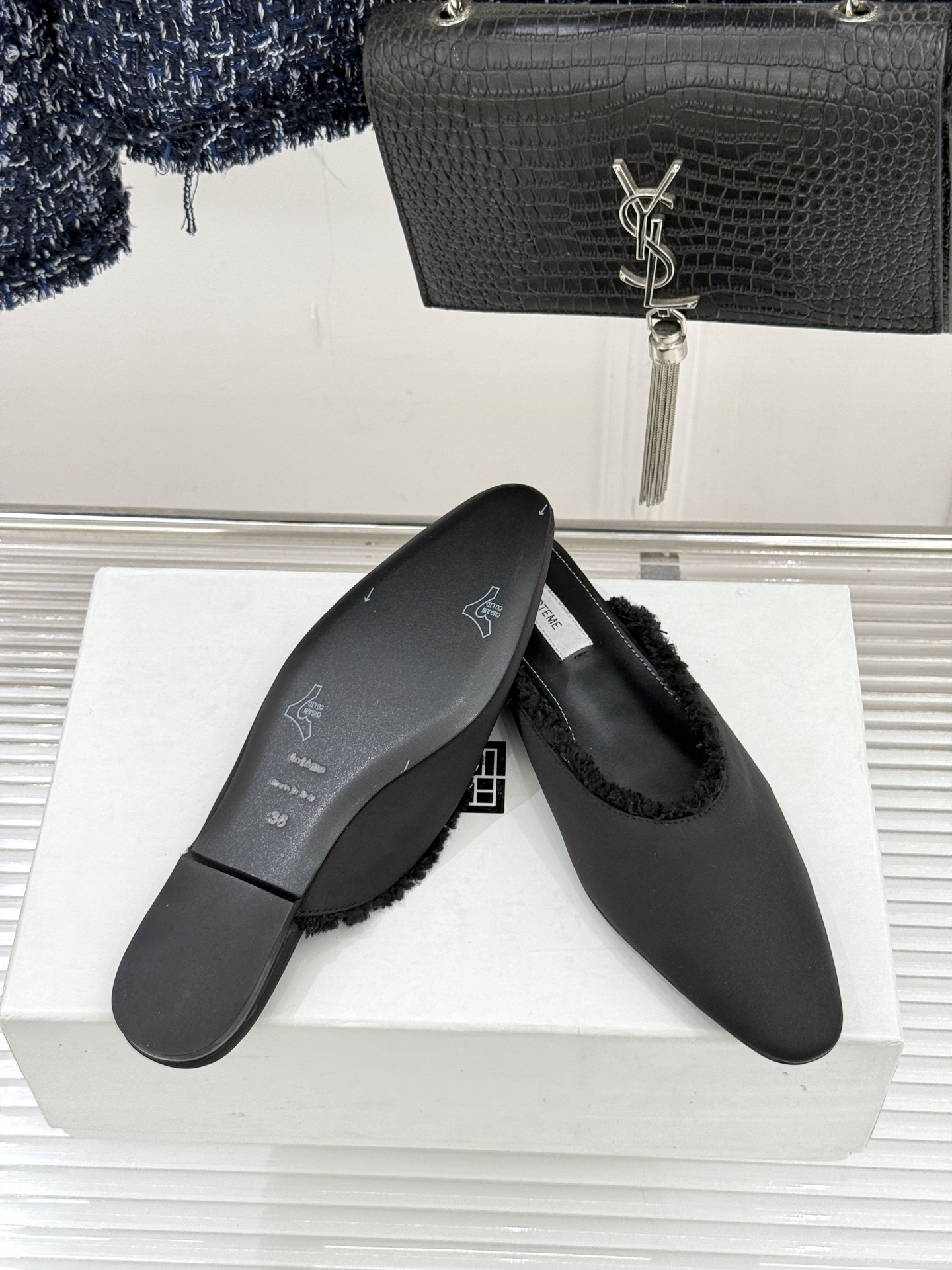 Toteme 26WF新品猫须边穆勒半拖鞋当猫须毛边邂逅穆勒鞋的复古基因这双拖鞋便成了新极简主义的绝佳注