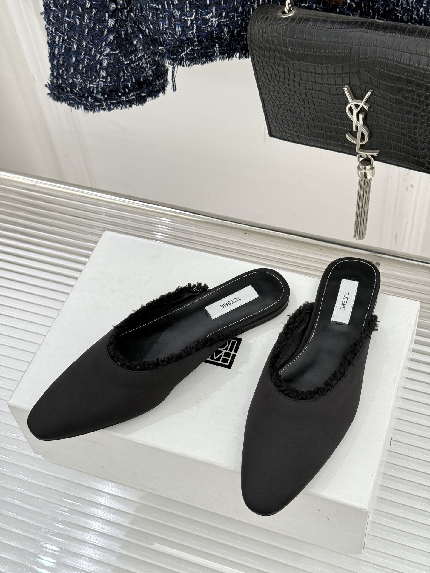 Toteme 26WF新品猫须边穆勒半拖鞋当猫须毛边邂逅穆勒鞋的复古基因这双拖鞋便成了新极简主义的绝佳注