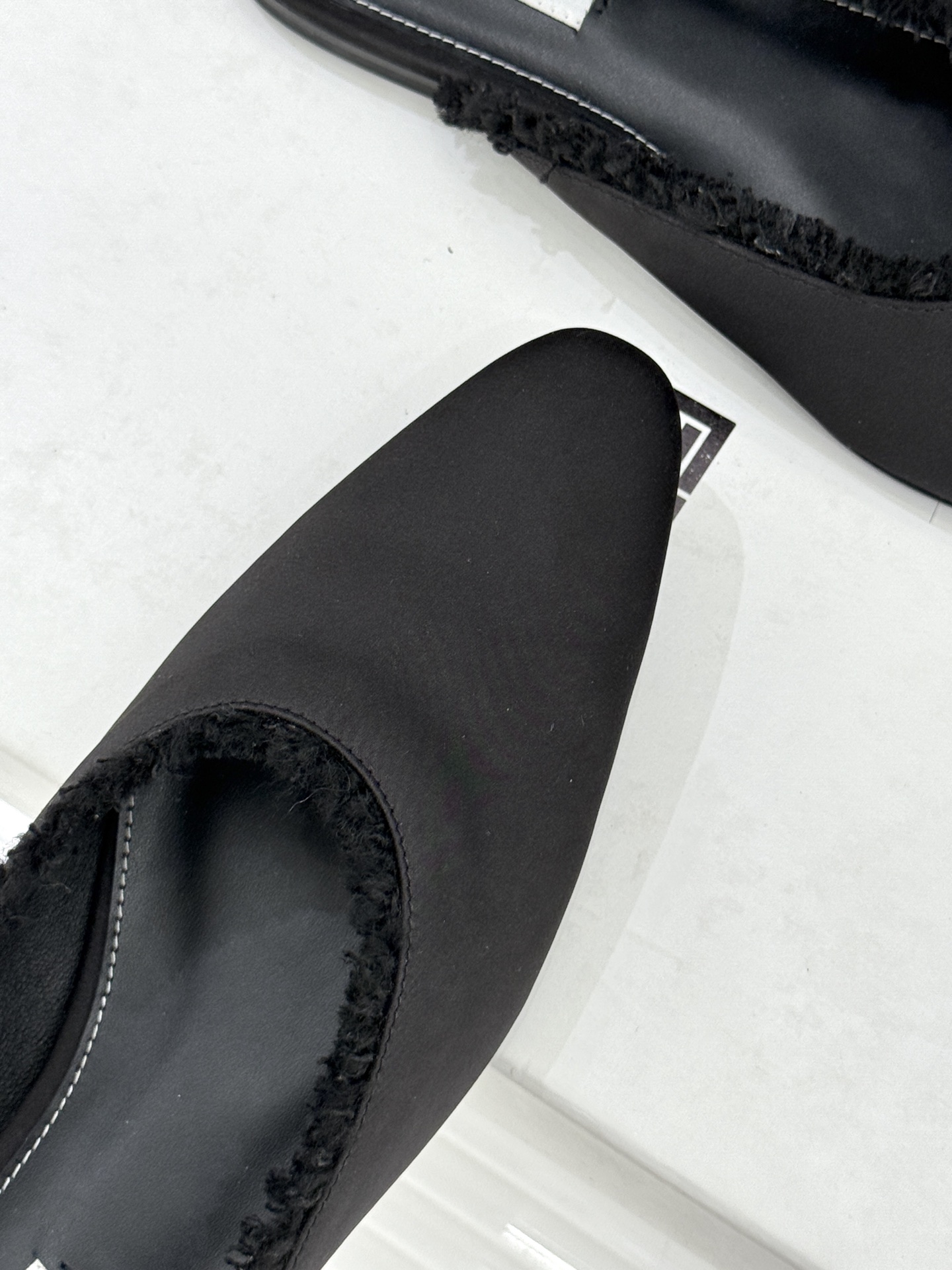 Toteme 26WF新品猫须边穆勒半拖鞋当猫须毛边邂逅穆勒鞋的复古基因这双拖鞋便成了新极简主义的绝佳注