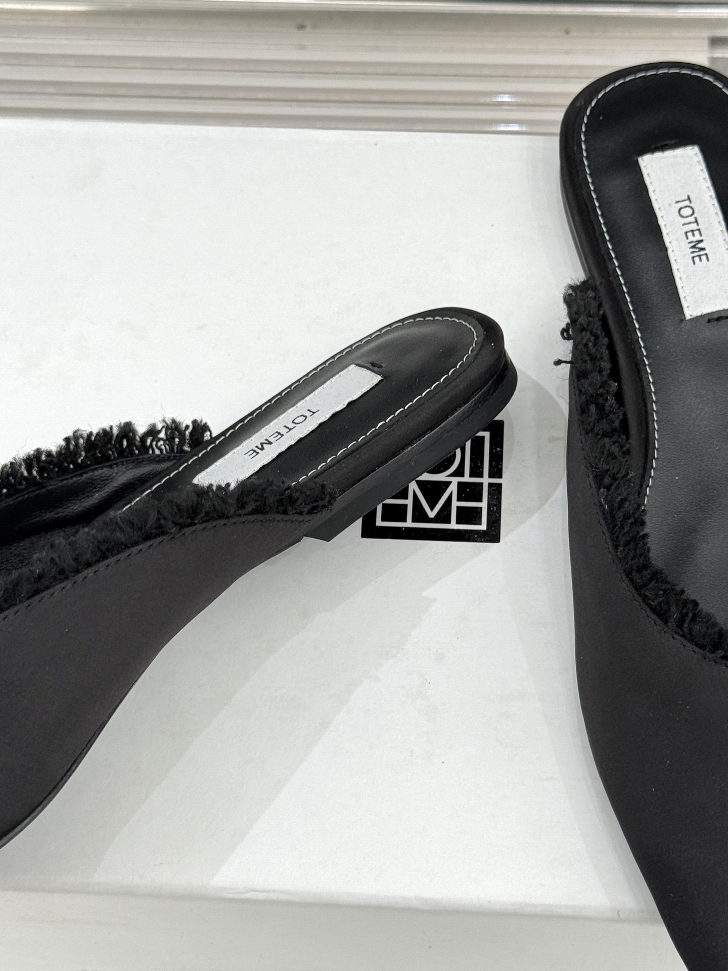 Toteme 26WF新品猫须边穆勒半拖鞋当猫须毛边邂逅穆勒鞋的复古基因这双拖鞋便成了新极简主义的绝佳注