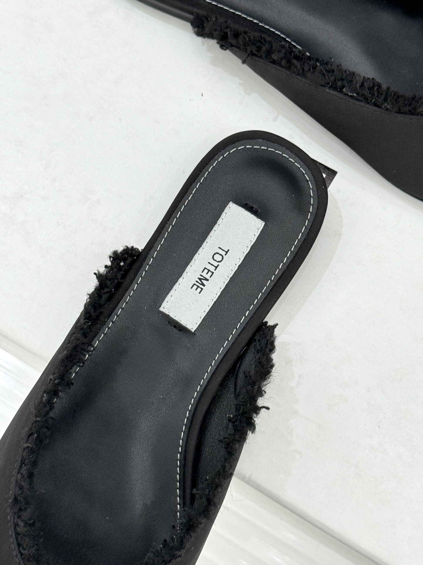 Toteme 26WF新品猫须边穆勒半拖鞋当猫须毛边邂逅穆勒鞋的复古基因这双拖鞋便成了新极简主义的绝佳注