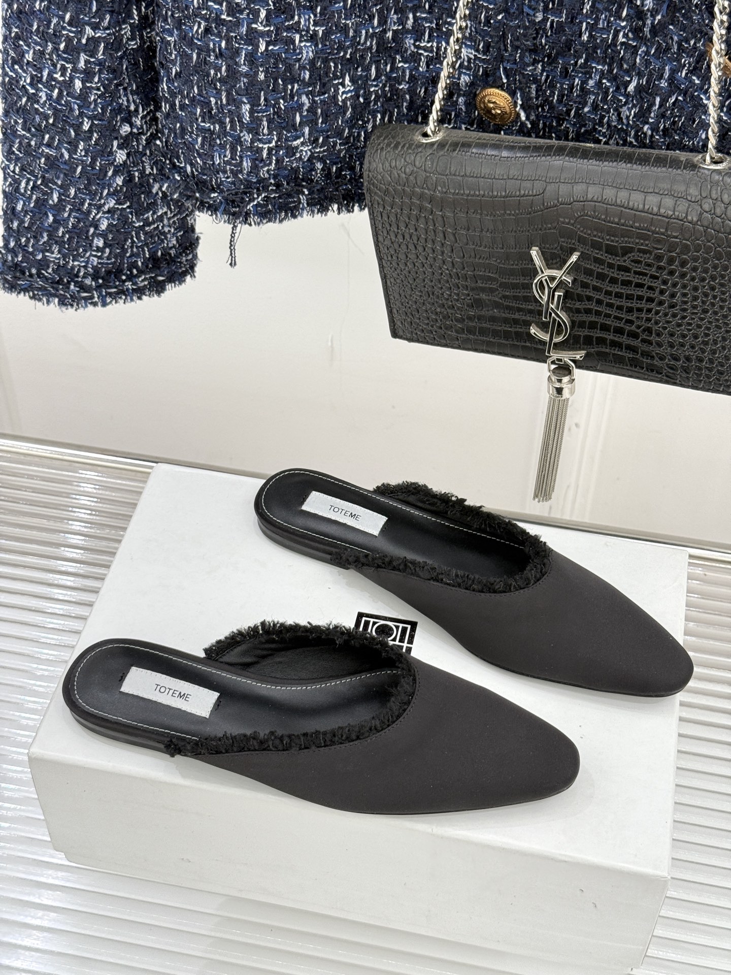 Toteme 26WF新品猫须边穆勒半拖鞋当猫须毛边邂逅穆勒鞋的复古基因这双拖鞋便成了新极简主义的绝佳注
