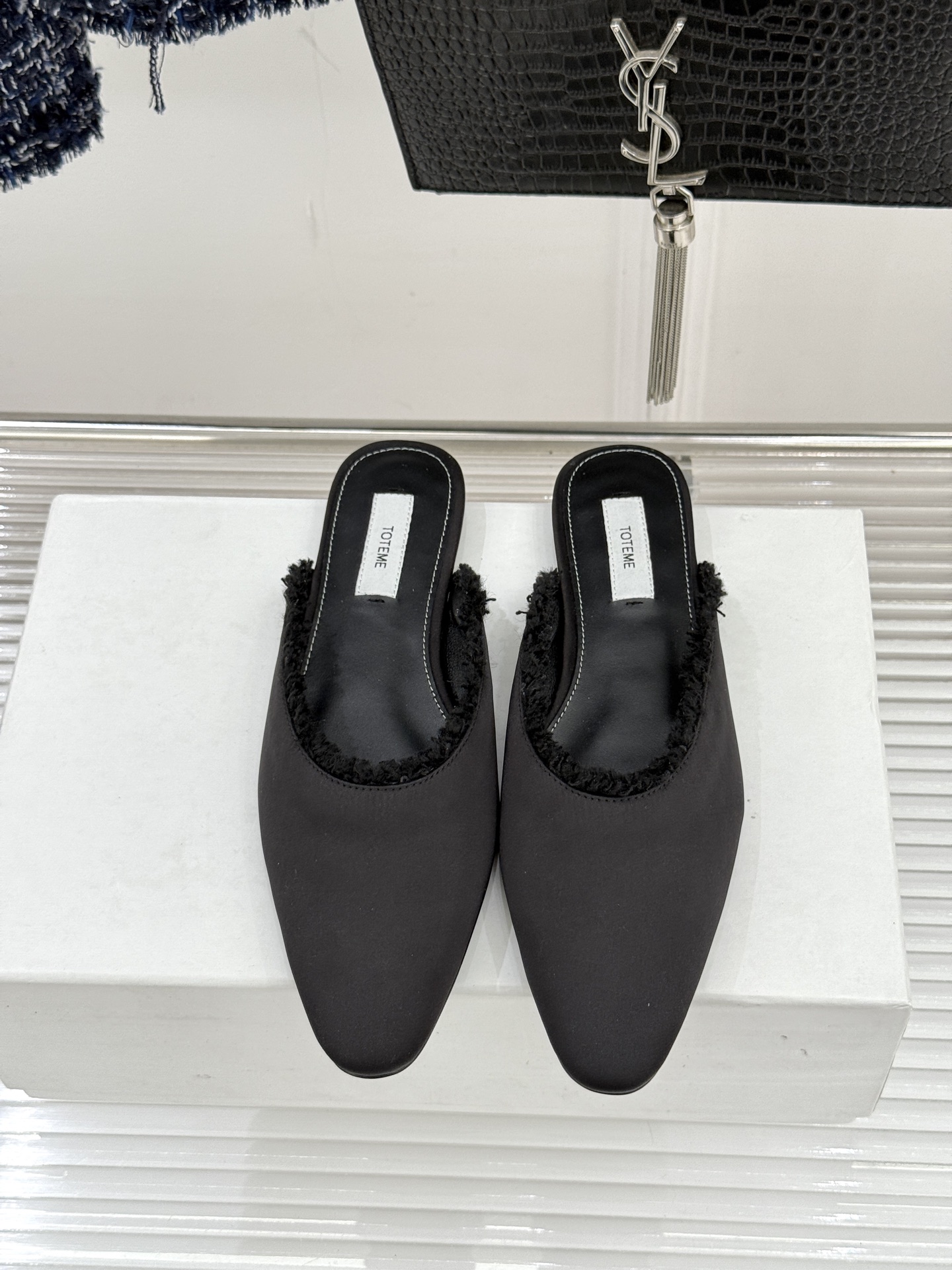 Toteme 26WF新品猫须边穆勒半拖鞋当猫须毛边邂逅穆勒鞋的复古基因这双拖鞋便成了新极简主义的绝佳注