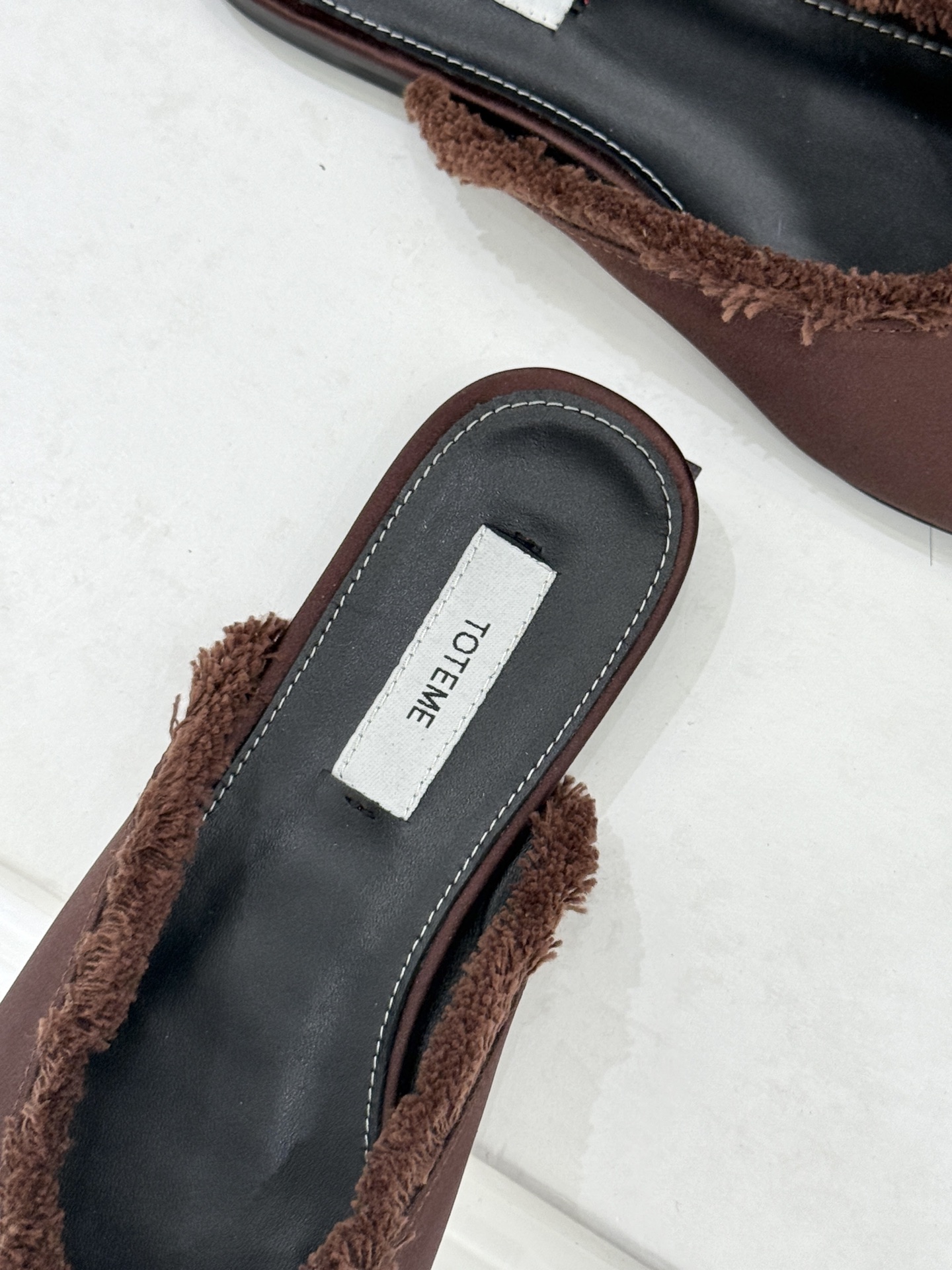 Toteme 26WF新品猫须边穆勒半拖鞋当猫须毛边邂逅穆勒鞋的复古基因这双拖鞋便成了新极简主义的绝佳注