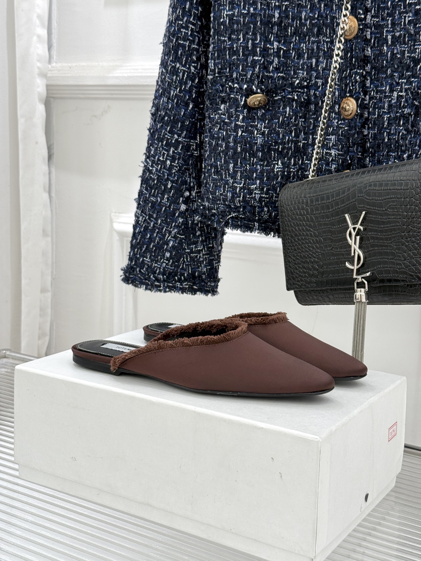 NO:711199,Toteme 26WF new cat whisker edge mule half slippers. When the cat whisker edge meets the retro genes of mule shoes, this pair of slippers has become an excellent footnote of new minimalism. The neat toe box silhouette modifies the foot shape. The whisker edge sways gently with every step. It has an unintentional casual tone. The high-gloss upper forms a soft contrast, and the texture layer is instantly full. The slip-on design is suitable for the rush of the early morning commute.  It is also suitable for the laziness of weekend cafes. It is extremely tolerant and can be easily controlled by both wide and thin feet. Pair it with wide-leg pants for an urban cool look. Pair it with a floral skirt to show a gentle charm. Use details to break the limitations of the scene and let minimalist aesthetics permeate every moment of daily life. The fabric is made of original custom leather. The lining of the toes is all sheepskin. The genuine leather outsole imported from Italy  size35-39 (40/41 customized), semi-trailers, slippers, skirts, sheepskin, Leather soles19860909Toteme 26WF新品猫须边穆勒半拖鞋 当猫须毛边邂逅穆勒鞋的复古基因 这双拖鞋便成了新极简主义的绝佳注脚. 利落包头廓形修饰脚型 猫须毛边随步履轻摇 自带不刻意的随性腔调 与高光泽鞋面形成柔硬对比 质感层次瞬间拉满. 一脚蹬设计适配早八通勤的匆忙 也契合周末咖啡馆的慵懒 包容度极高 宽脚、瘦脚皆能轻松驾驭 搭配阔腿裤是都市酷感 配碎花裙显温柔韵味 用细节打破场景局限 让极简美学贯穿日常每一刻. 面料采用原版定制皮料 内里踮脚均为羊皮 意大利进口真皮大底 size35-39（40/41定制）,半拖,slippers,skirts,sheepskin,Leather soles,Women's Shoes