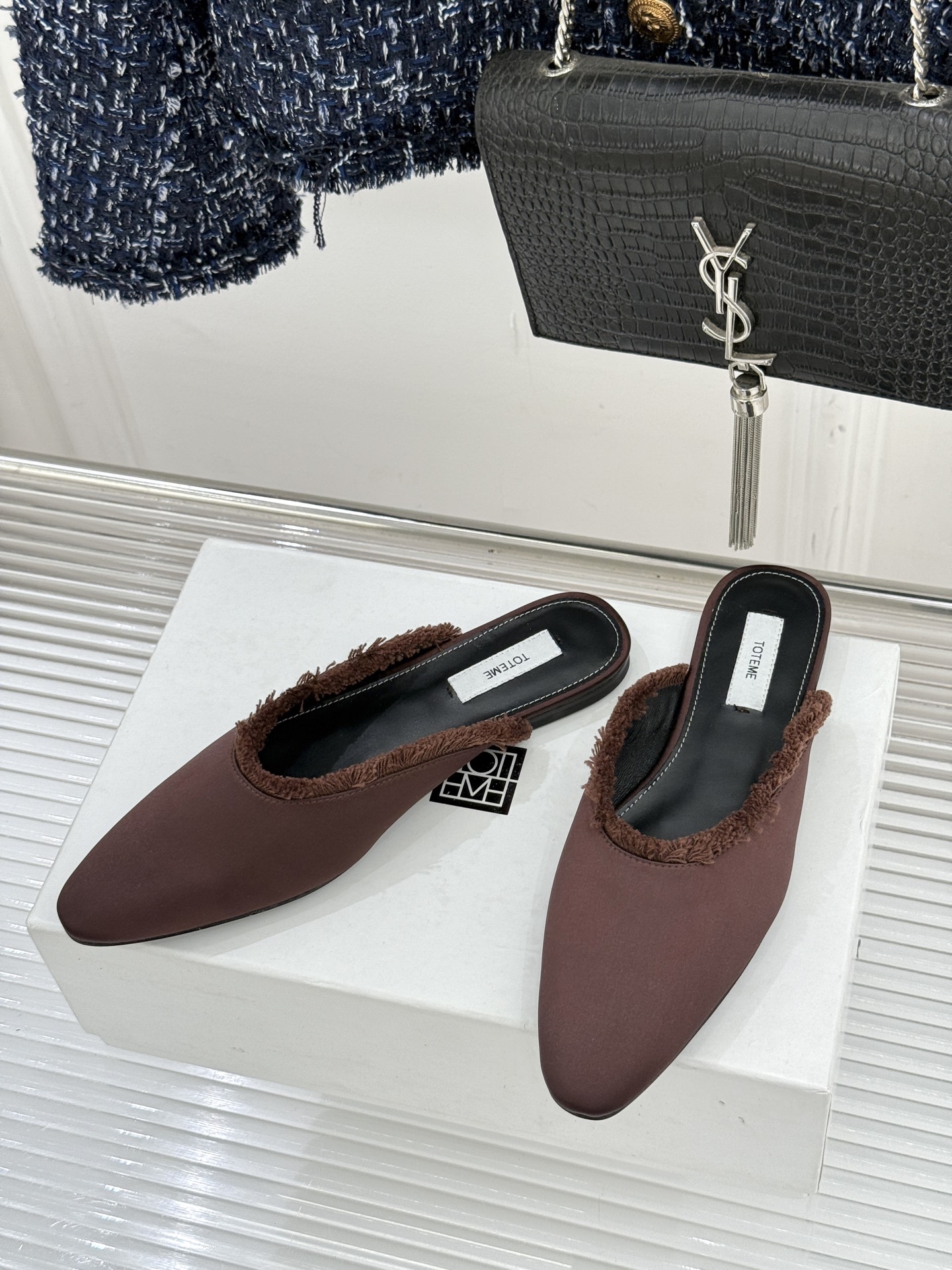 Toteme 26WF新品猫须边穆勒半拖鞋当猫须毛边邂逅穆勒鞋的复古基因这双拖鞋便成了新极简主义的绝佳注