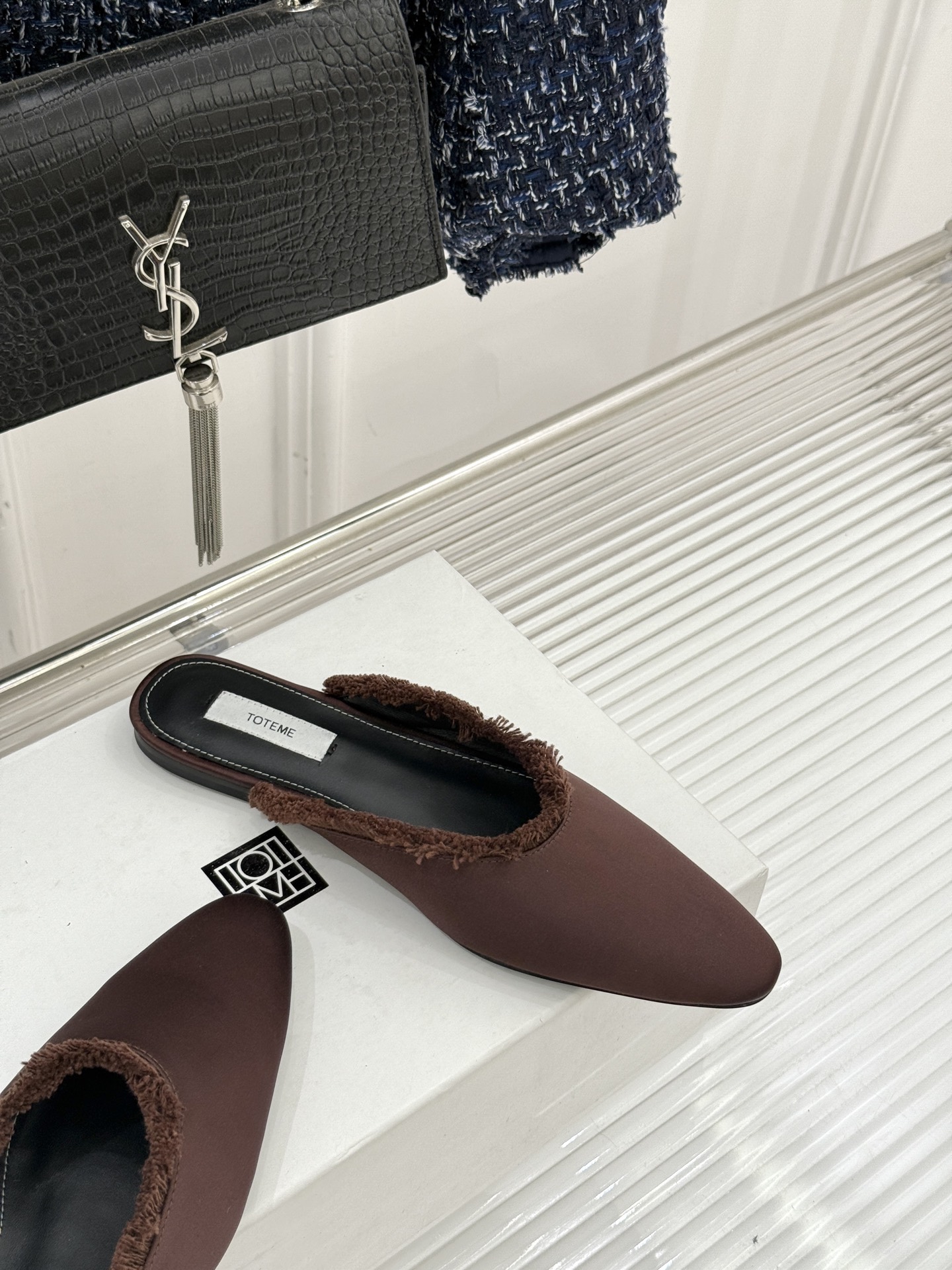 Toteme 26WF新品猫须边穆勒半拖鞋当猫须毛边邂逅穆勒鞋的复古基因这双拖鞋便成了新极简主义的绝佳注
