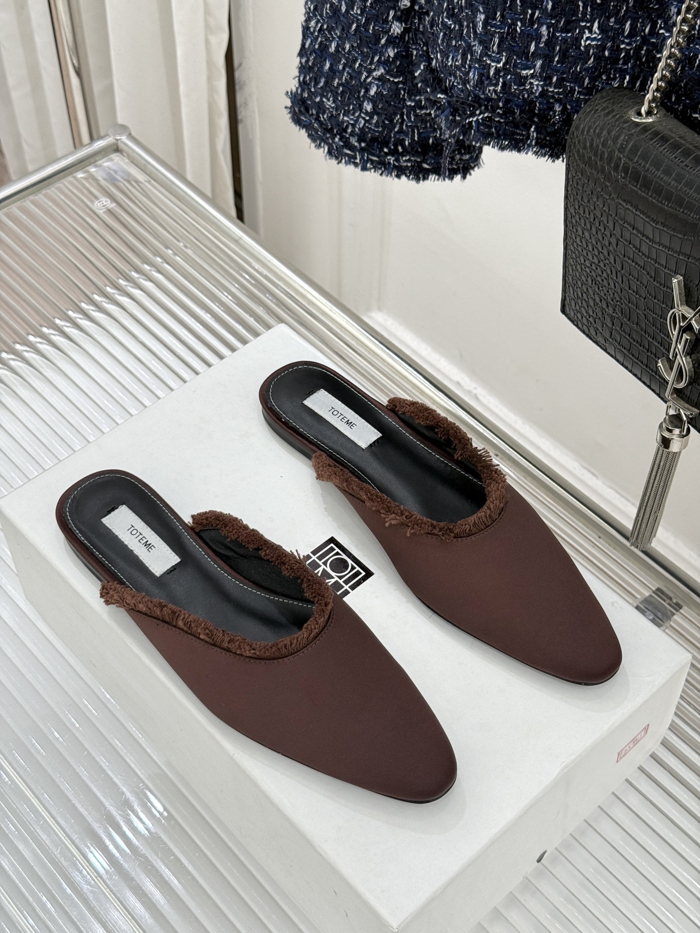 Toteme 26WF新品猫须边穆勒半拖鞋当猫须毛边邂逅穆勒鞋的复古基因这双拖鞋便成了新极简主义的绝佳注
