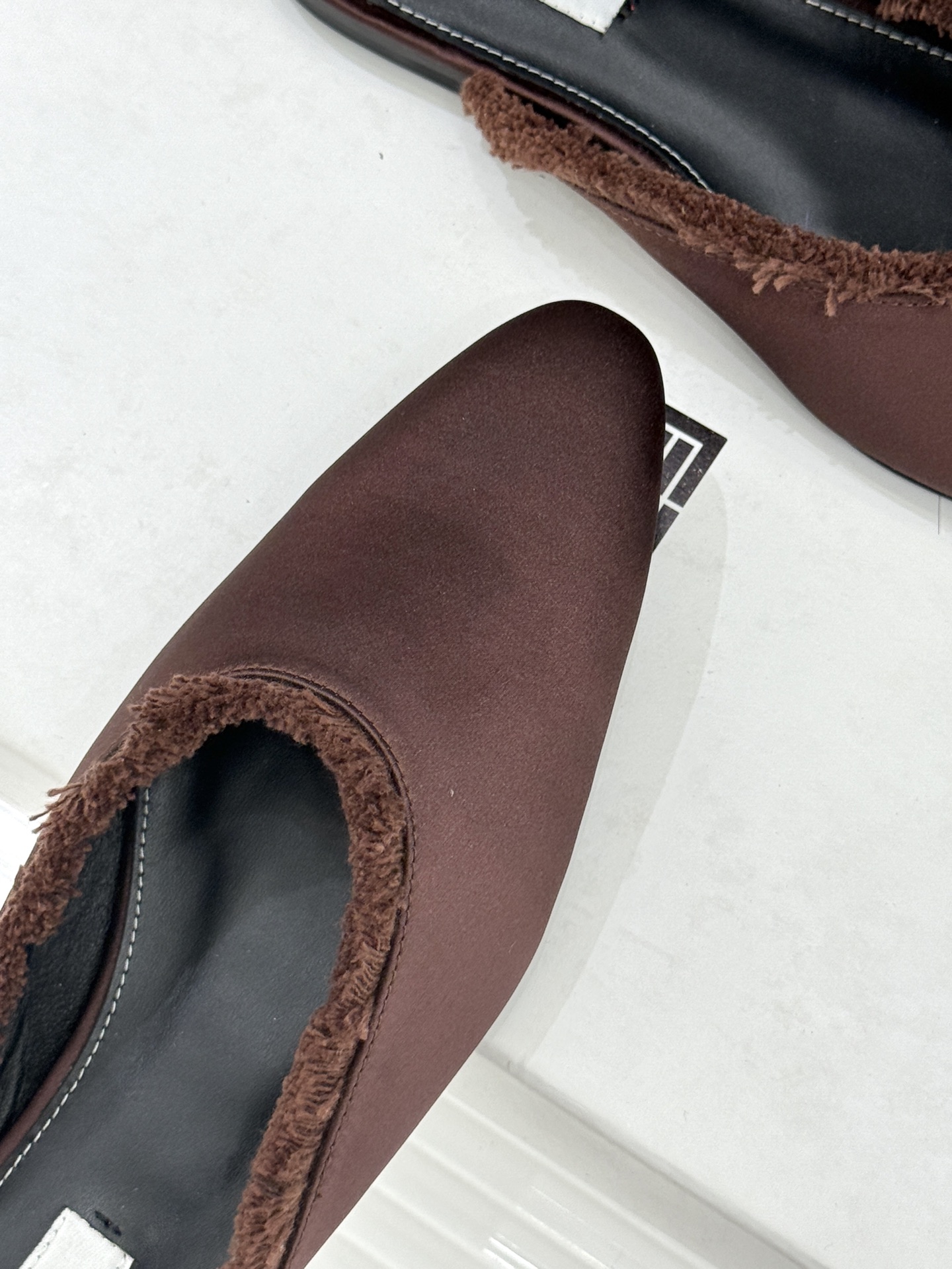 Toteme 26WF新品猫须边穆勒半拖鞋当猫须毛边邂逅穆勒鞋的复古基因这双拖鞋便成了新极简主义的绝佳注