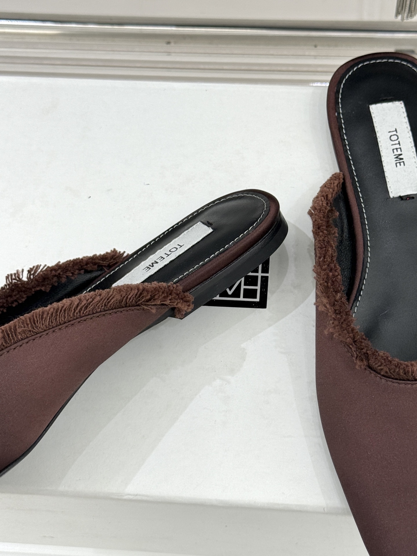 Toteme 26WF新品猫须边穆勒半拖鞋当猫须毛边邂逅穆勒鞋的复古基因这双拖鞋便成了新极简主义的绝佳注