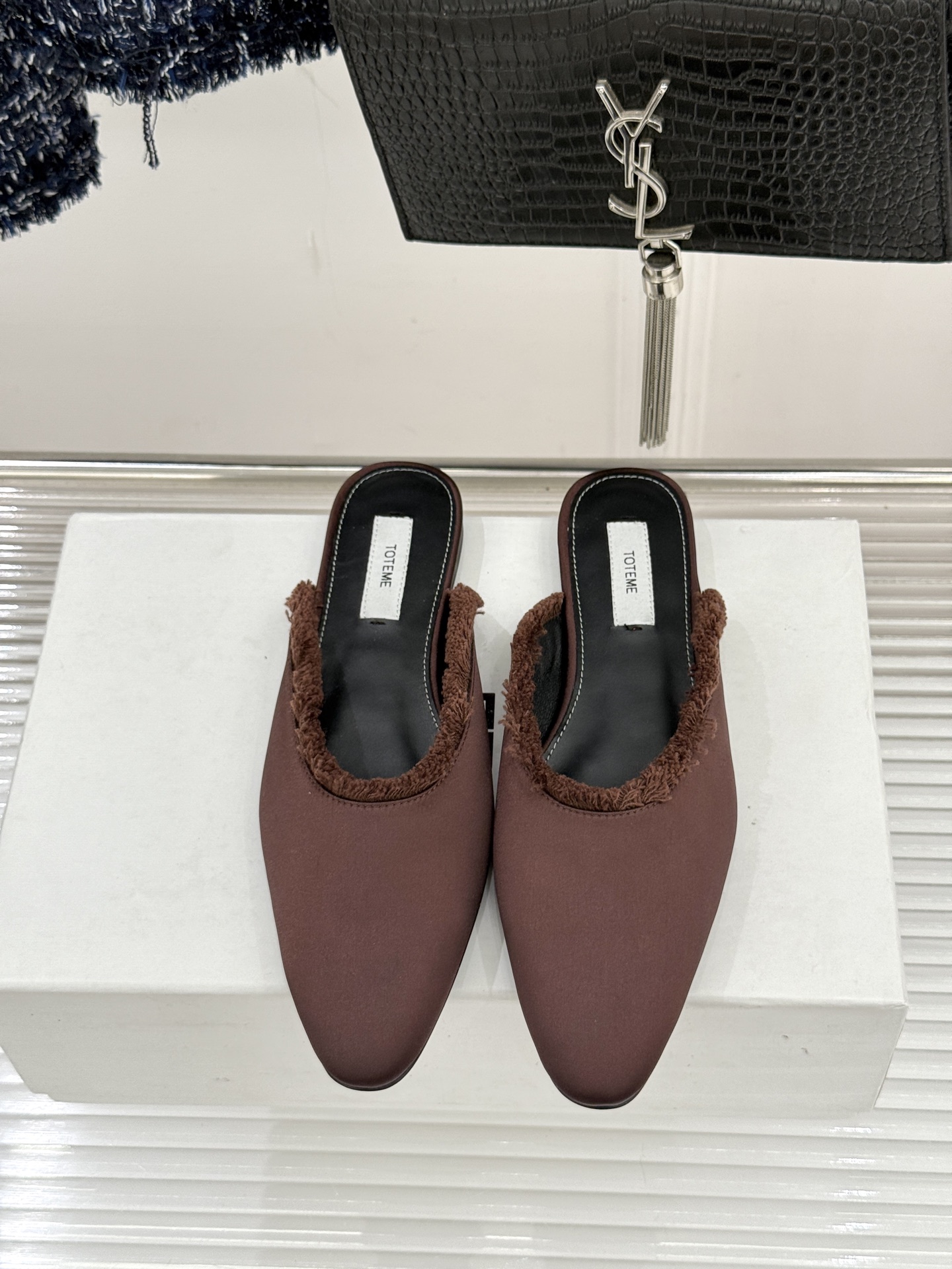 Toteme 26WF新品猫须边穆勒半拖鞋当猫须毛边邂逅穆勒鞋的复古基因这双拖鞋便成了新极简主义的绝佳注