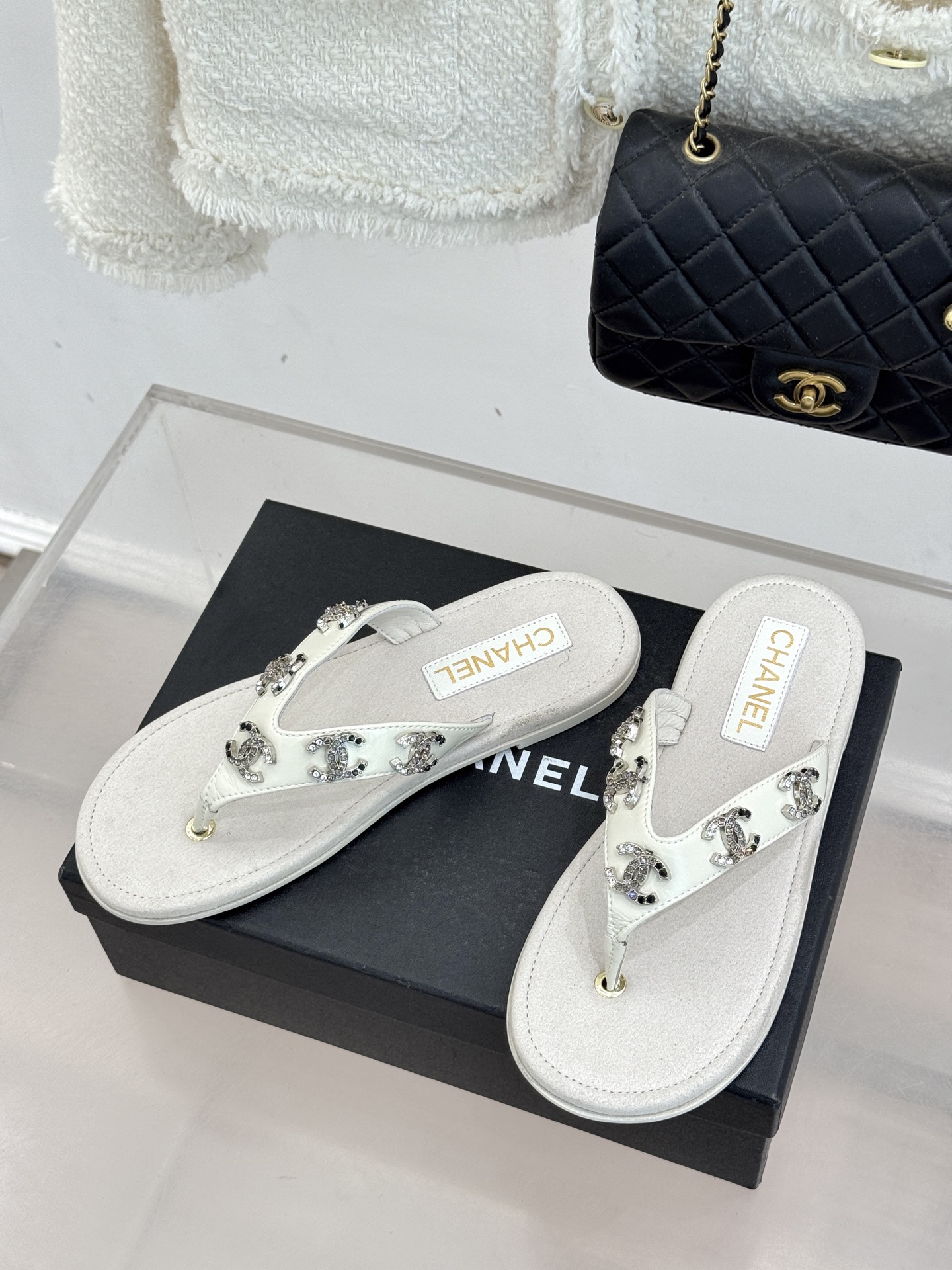 CHANE* ｜小香25。春夏新品珠宝人字拖夹脚拖鞋好穿又出片的度假风人字拖🏖️经典双C珠宝设计真的很精