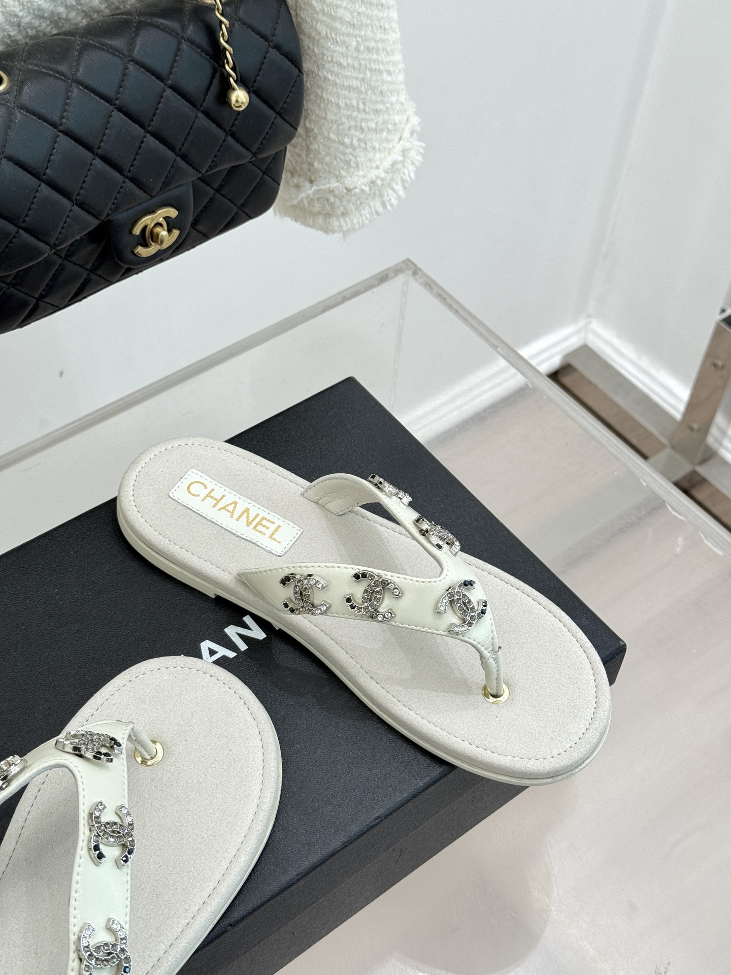 CHANE* ｜小香25。春夏新品珠宝人字拖夹脚拖鞋好穿又出片的度假风人字拖🏖️经典双C珠宝设计真的很精